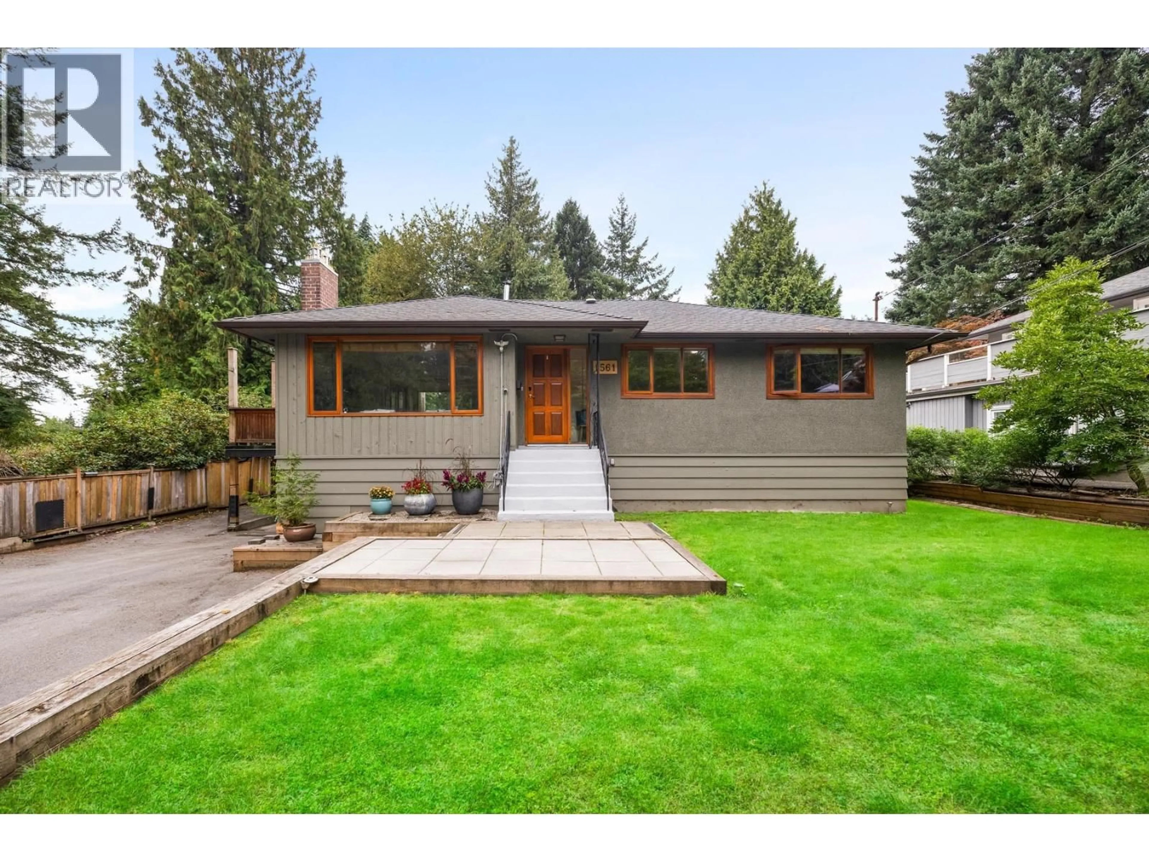 Home with vinyl exterior material, street for 1561 MERLYNN CRESCENT, North Vancouver British Columbia V7J2X9