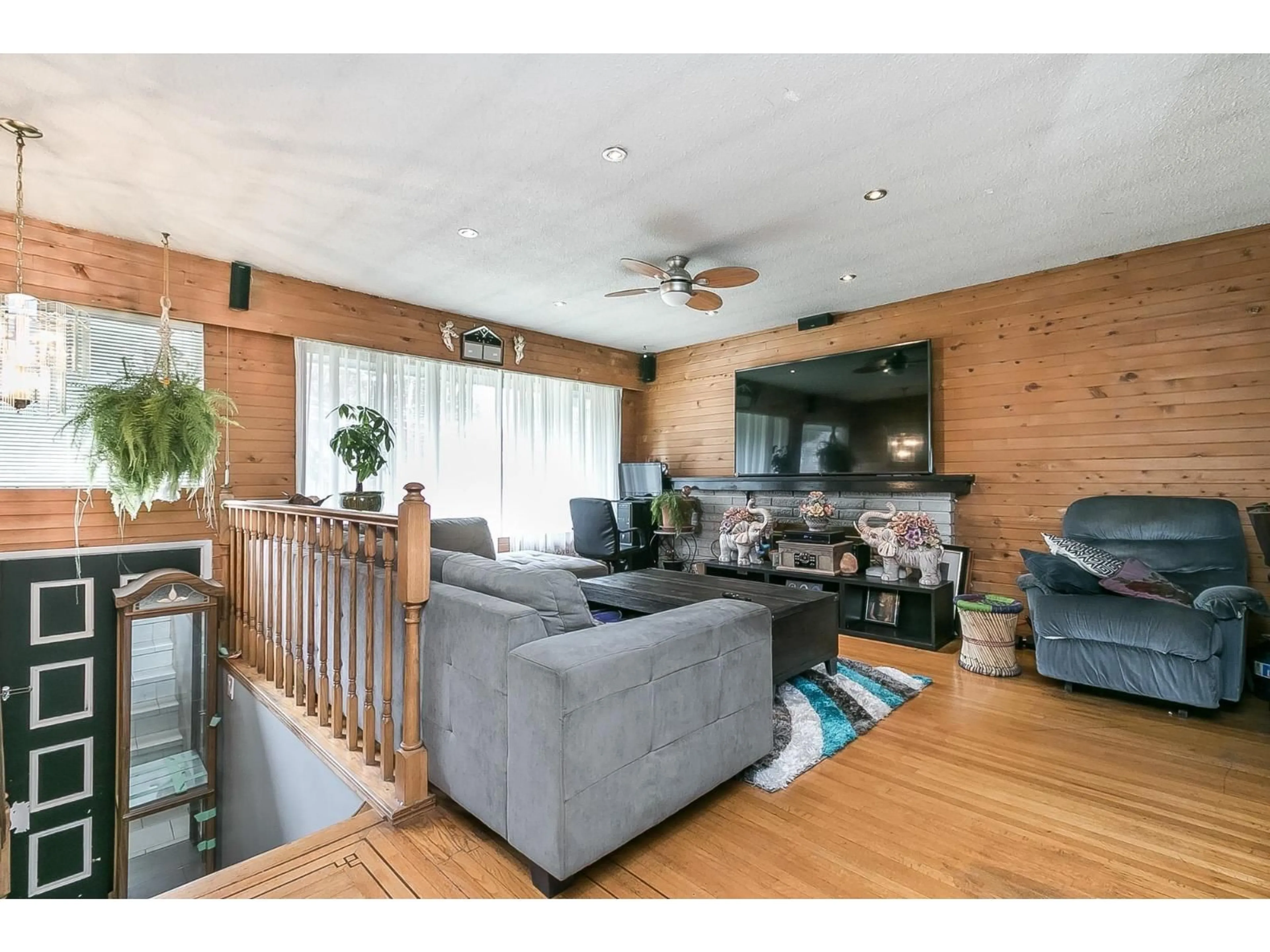 Living room with furniture, wood/laminate floor for 11405 92, Delta British Columbia V4C3K8