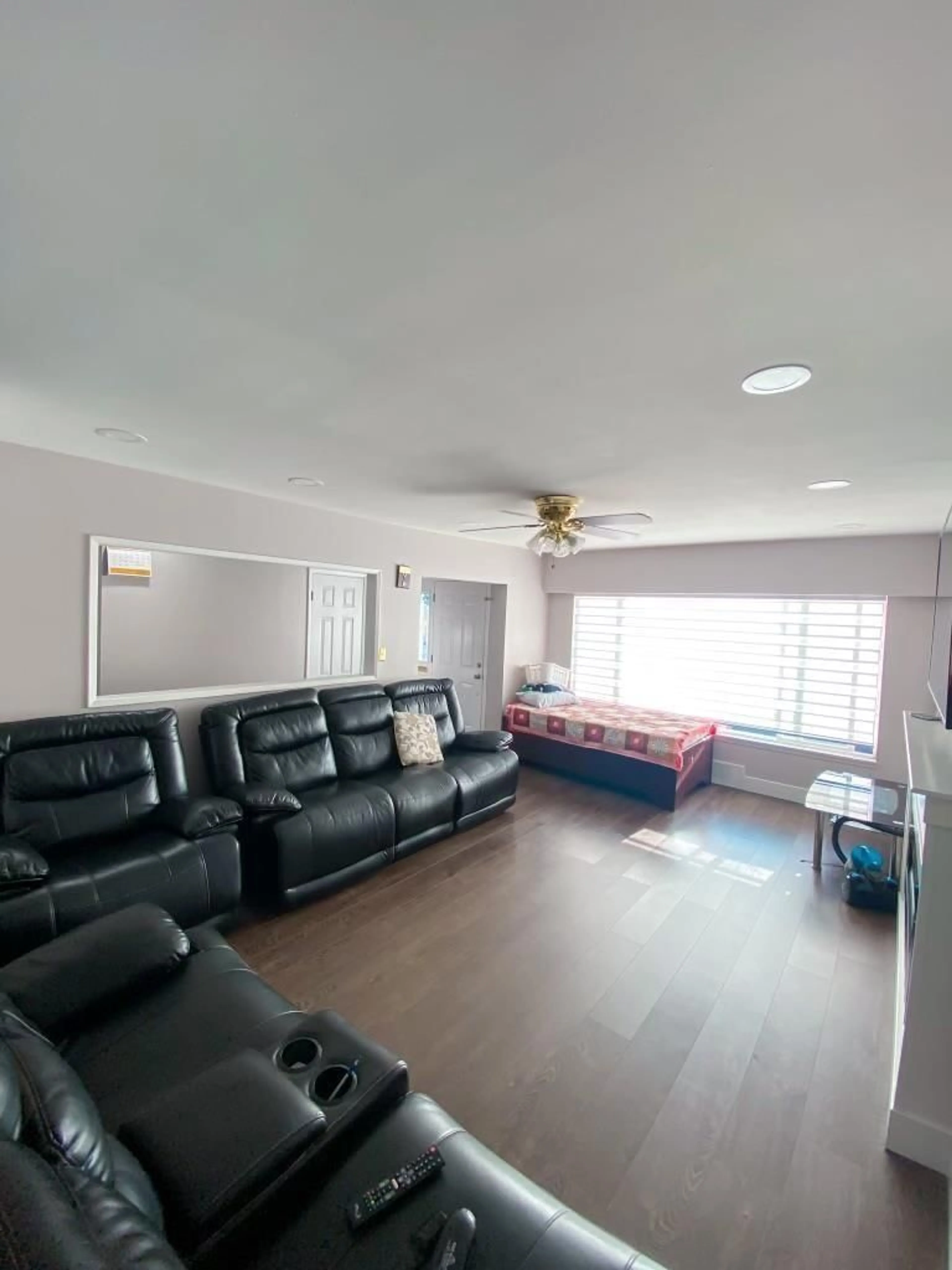 A pic of a room for 9864 128, Surrey British Columbia V3T2Y6