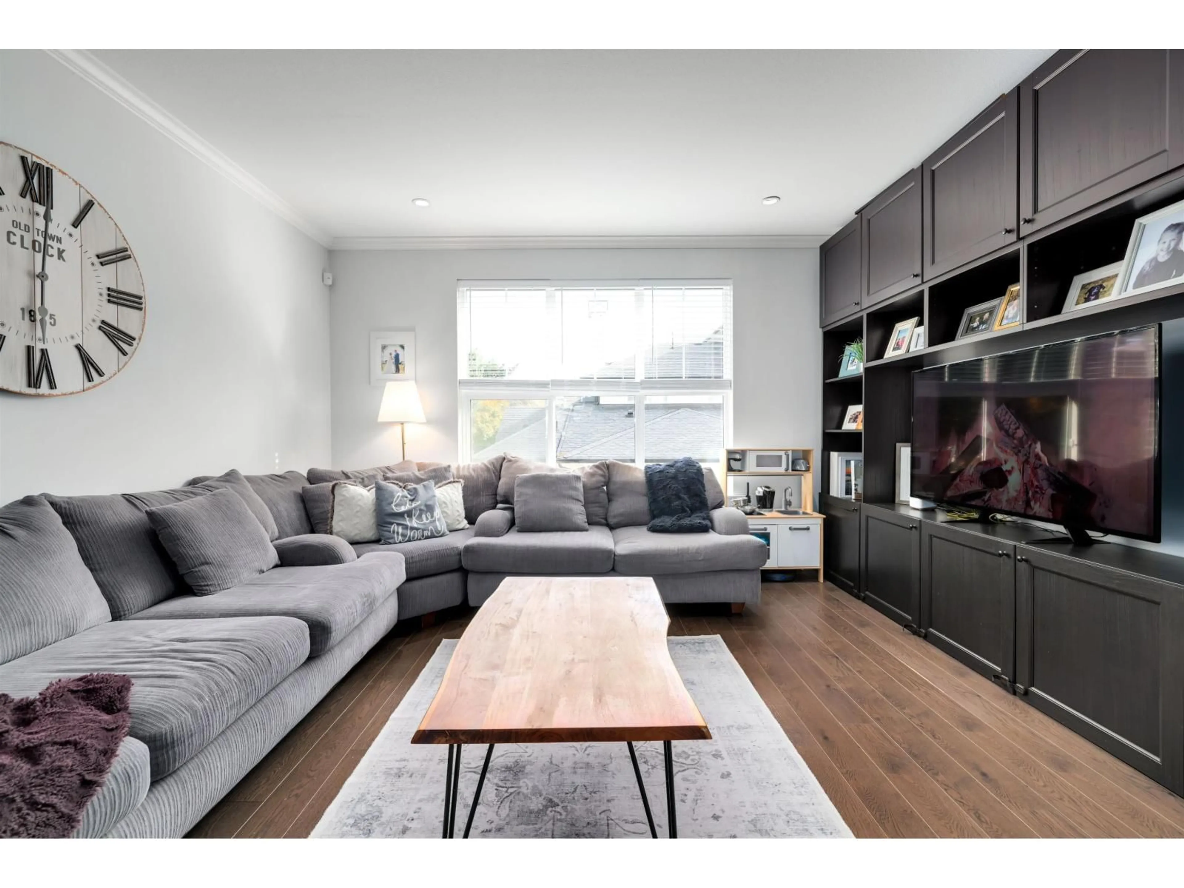 Living room with furniture, wood/laminate floor for 38 - 2469 164, Surrey British Columbia V3Z3T4