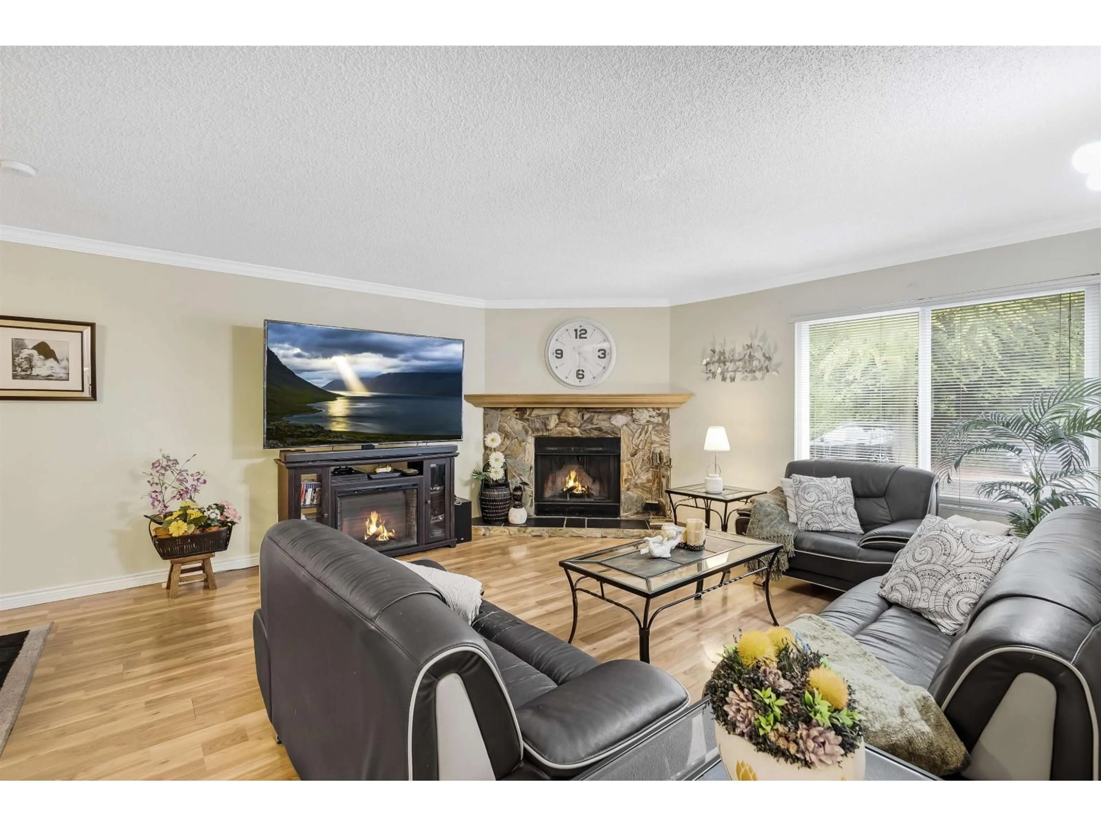 Living room with furniture, wood/laminate floor for 14783 101, Surrey British Columbia V3R7H7