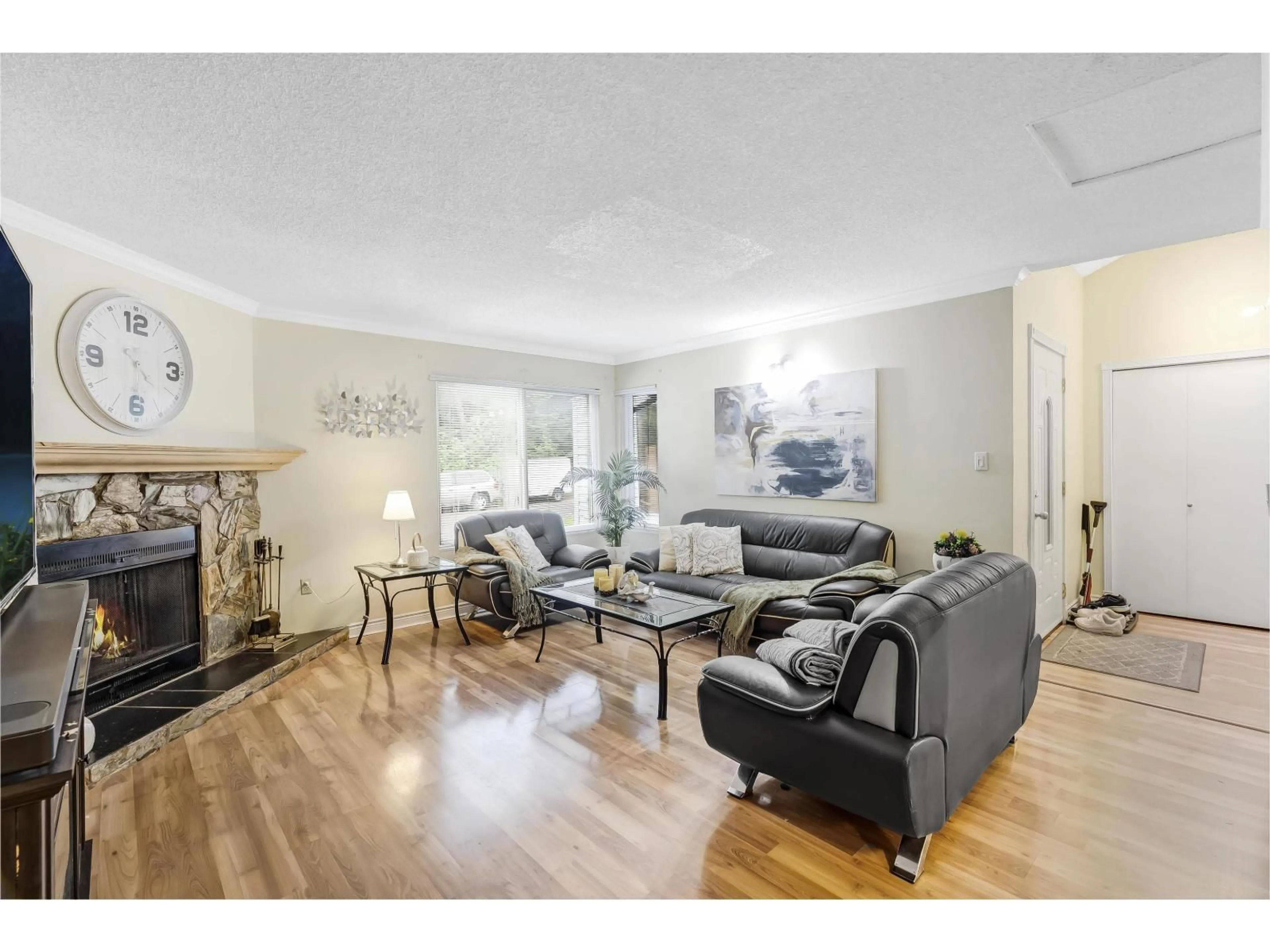 Living room with furniture, wood/laminate floor for 14783 101, Surrey British Columbia V3R7H7