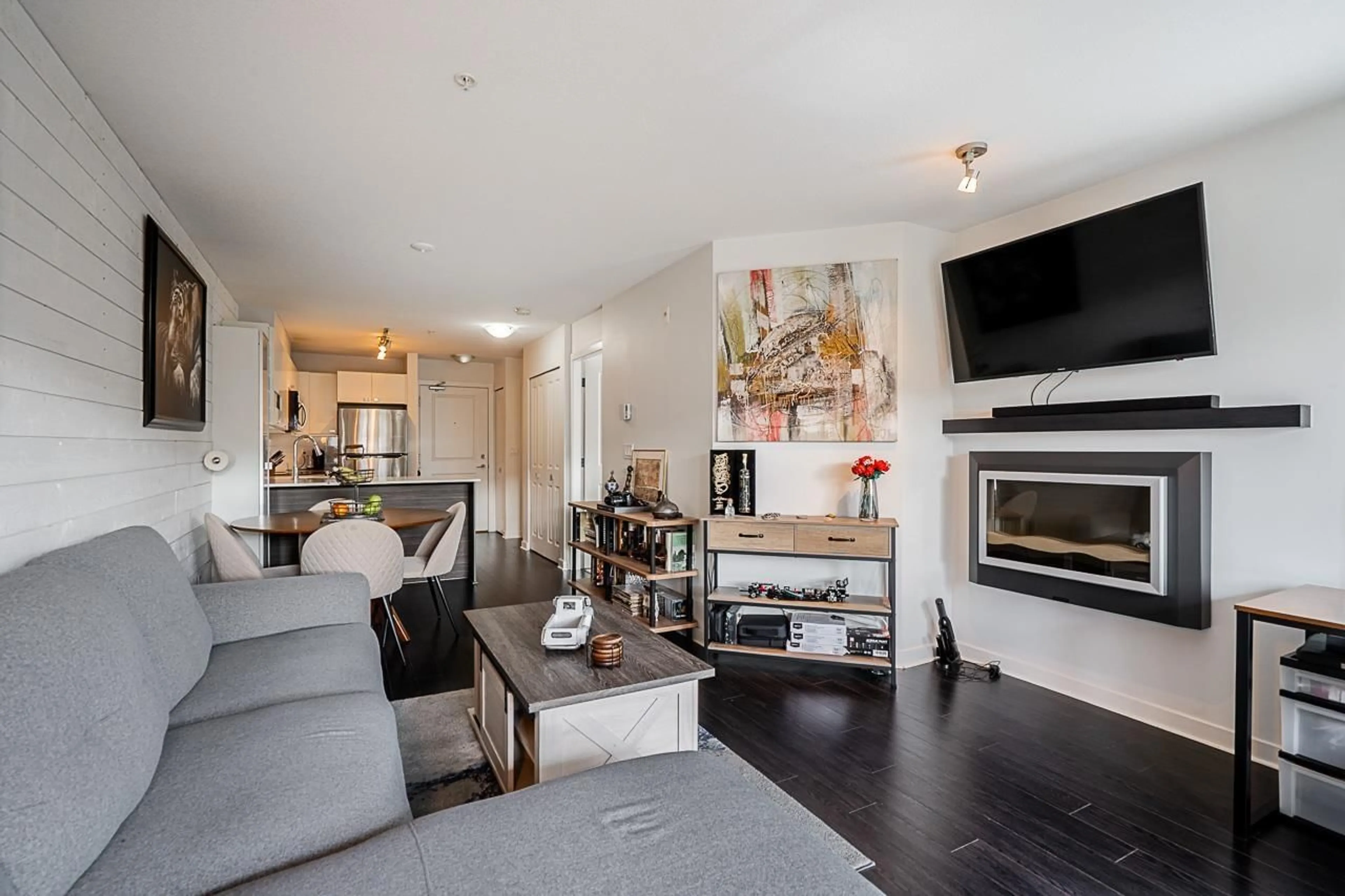Living room with furniture, wood/laminate floor for 201 - 21009 56, Langley British Columbia V3A0C9