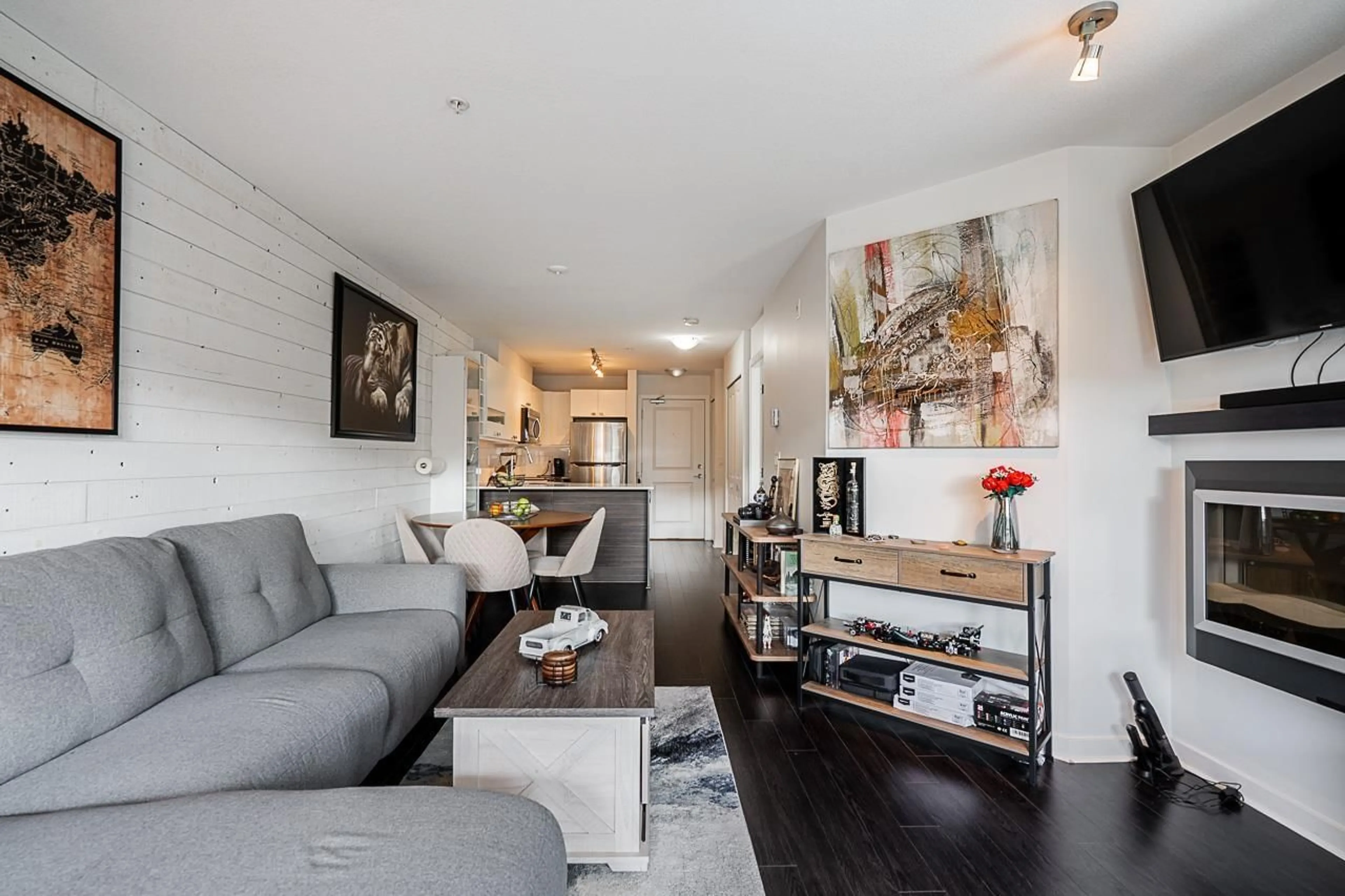 Living room with furniture, wood/laminate floor for 201 - 21009 56, Langley British Columbia V3A0C9