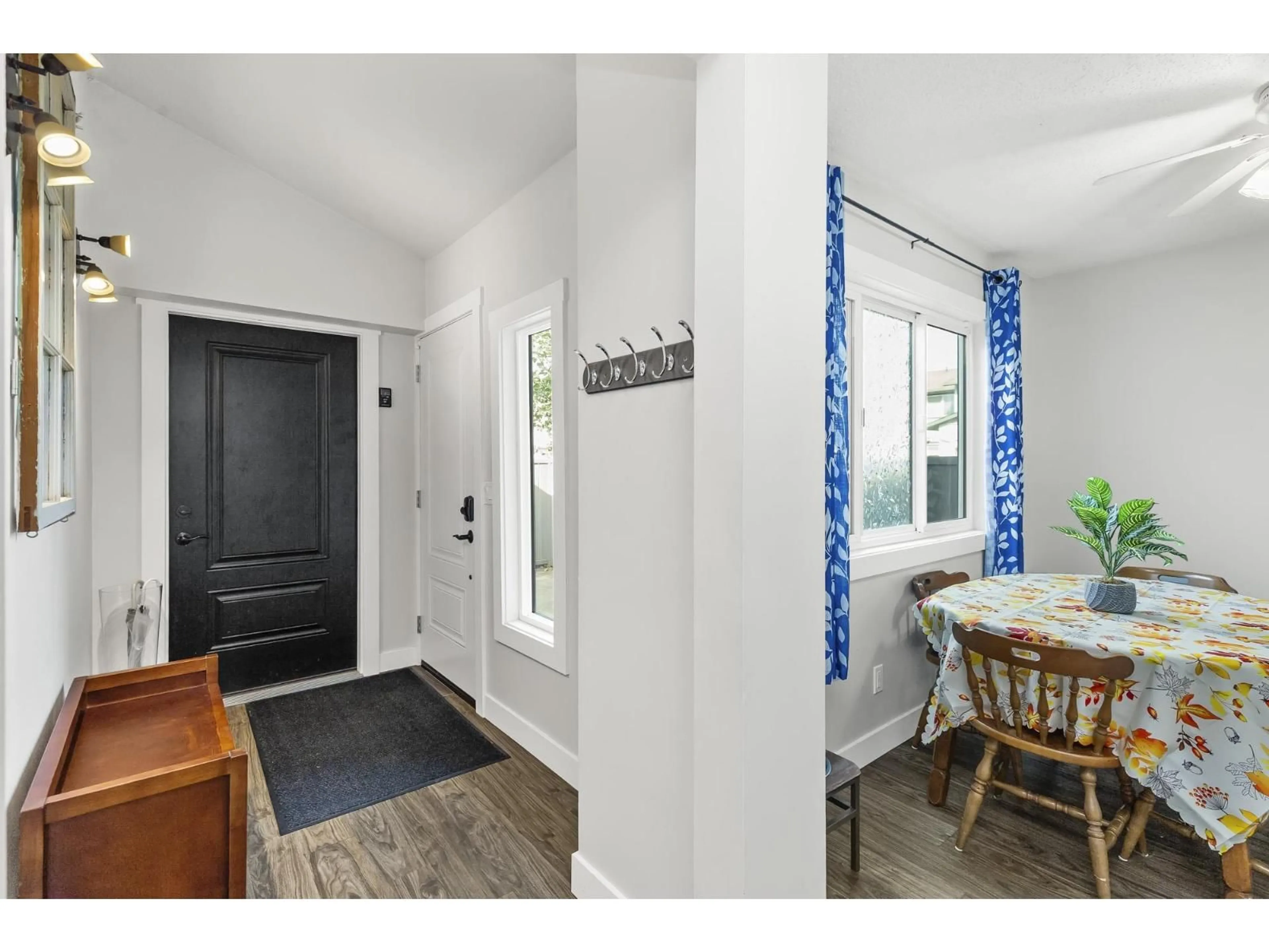Indoor entryway for 46 - 46689 FIRST AVENUE, Chilliwack British Columbia V2P1X5