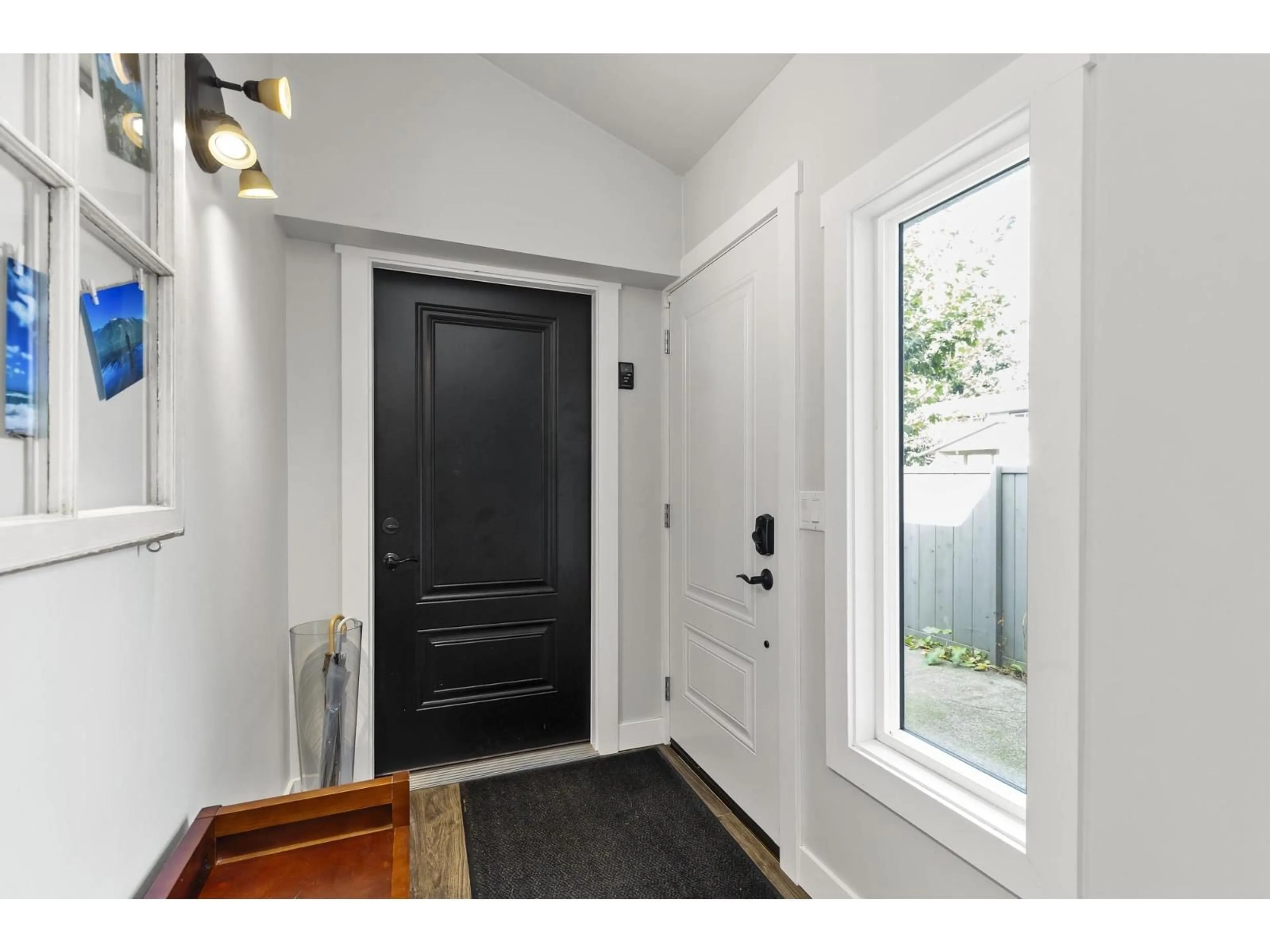 Indoor entryway for 46 - 46689 FIRST AVENUE, Chilliwack British Columbia V2P1X5