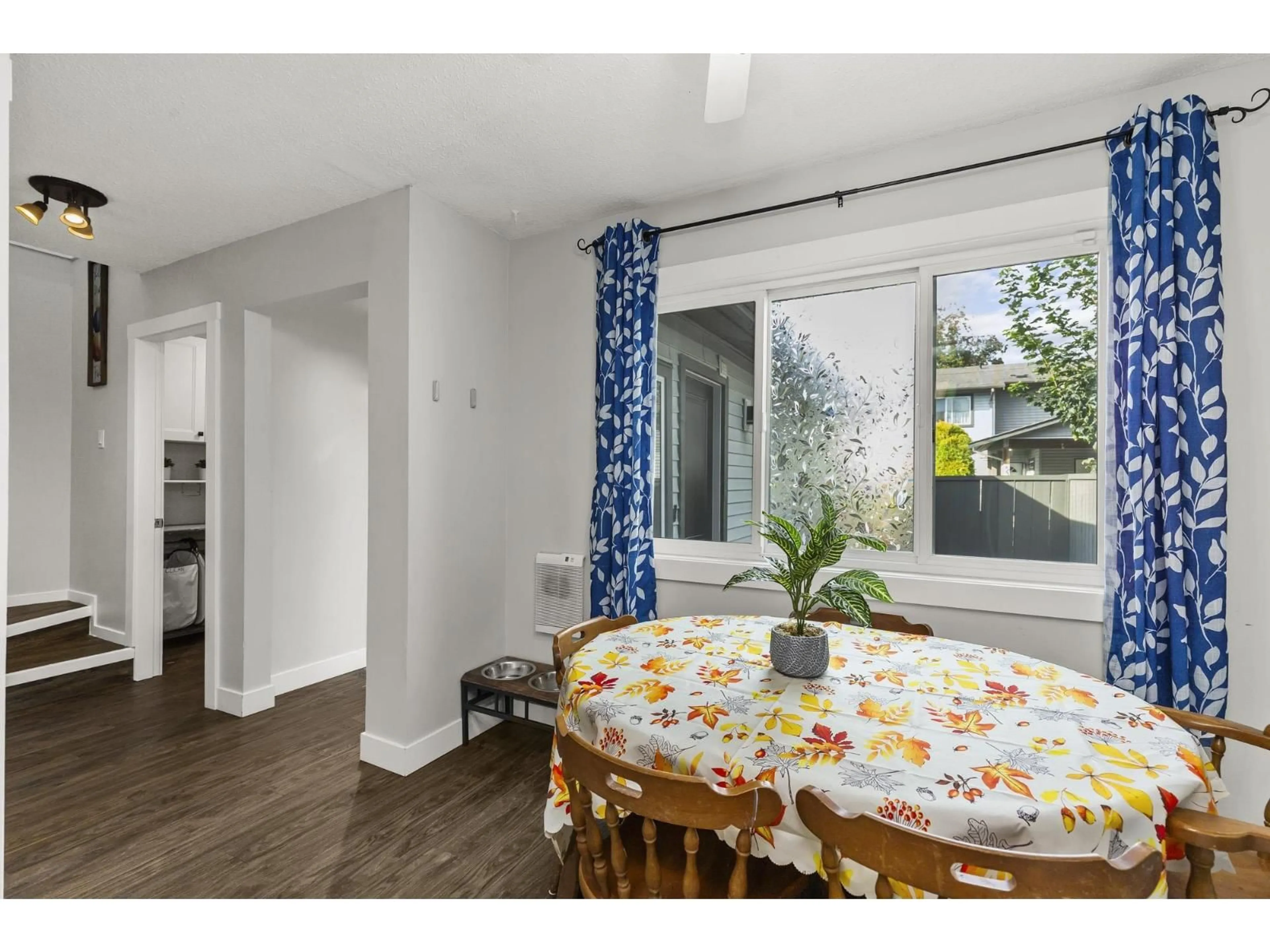 Dining room, wood/laminate floor for 46 - 46689 FIRST AVENUE, Chilliwack British Columbia V2P1X5