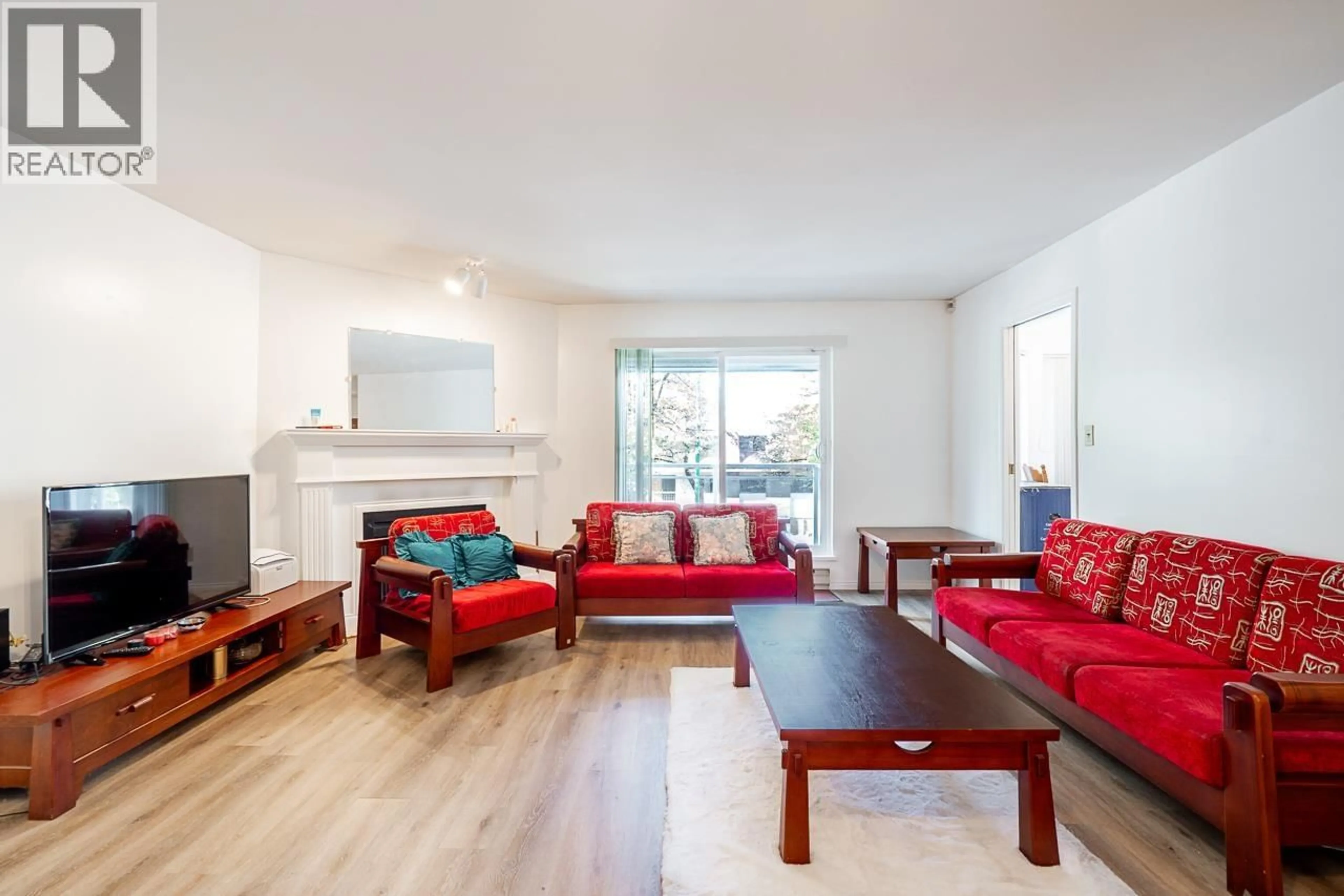Living room with furniture, wood/laminate floor for 204 - 5674 JERSEY AVENUE, Burnaby British Columbia V5H2L4