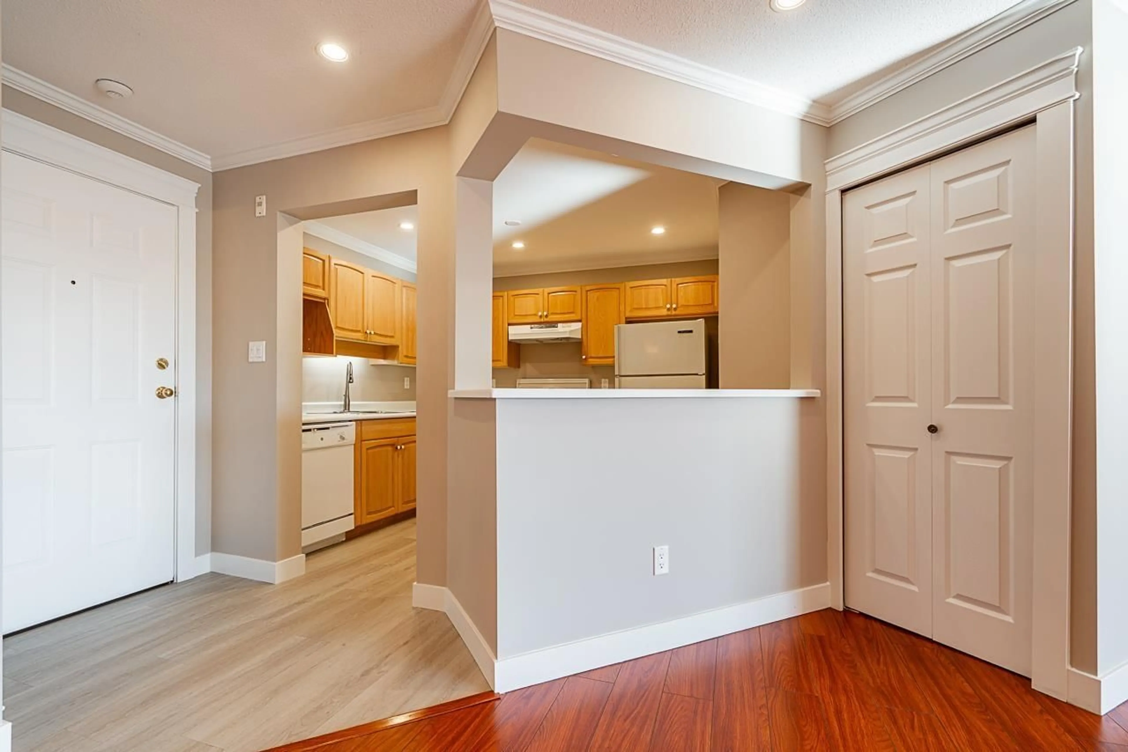 Open concept kitchen, wood/laminate floor for 209 - 32044 OLD YALE, Abbotsford British Columbia V2T2C9