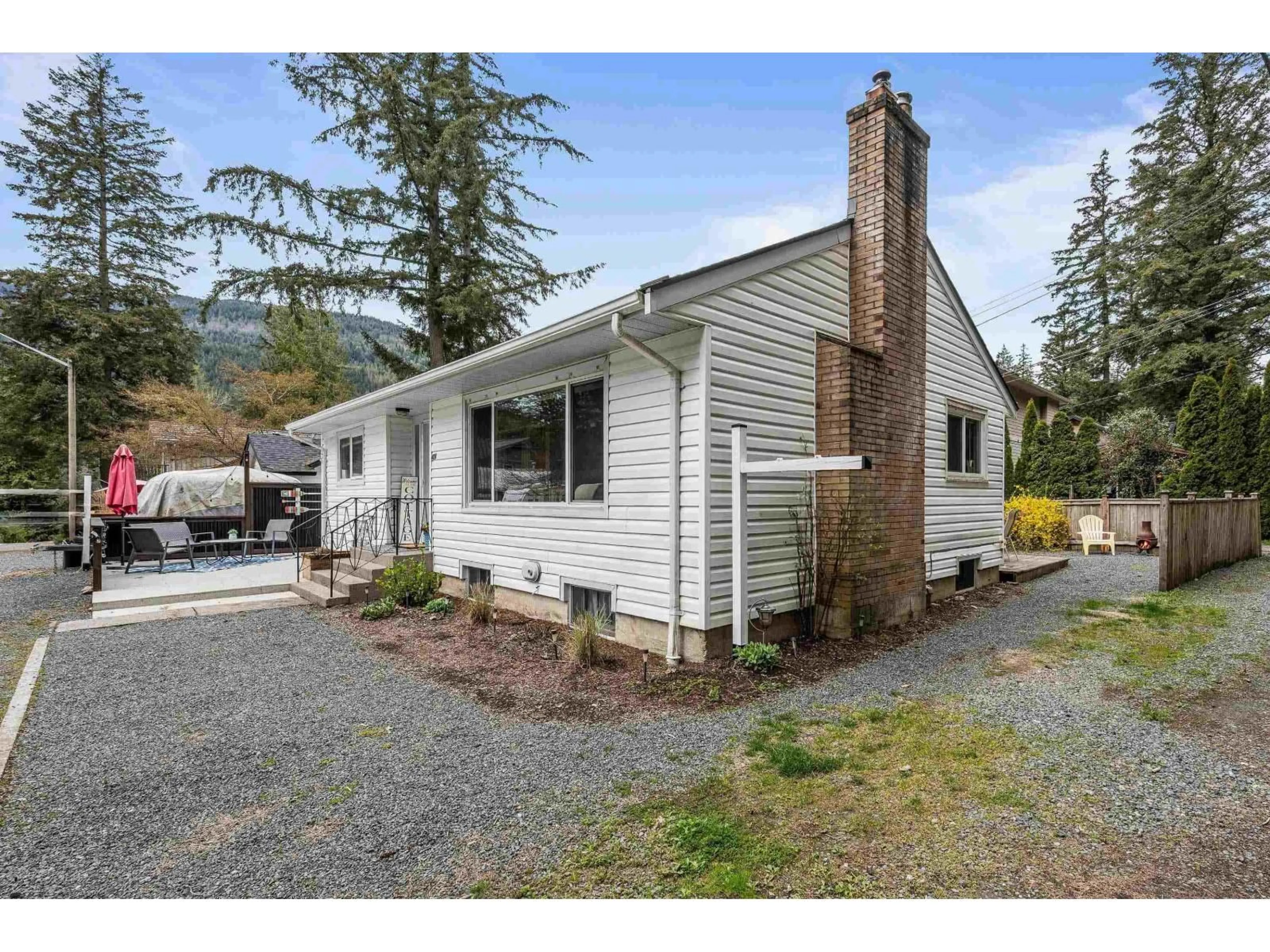 Home with vinyl exterior material, unknown for 404 BIRCH STREET, Cultus Lake British Columbia V2R4Z3