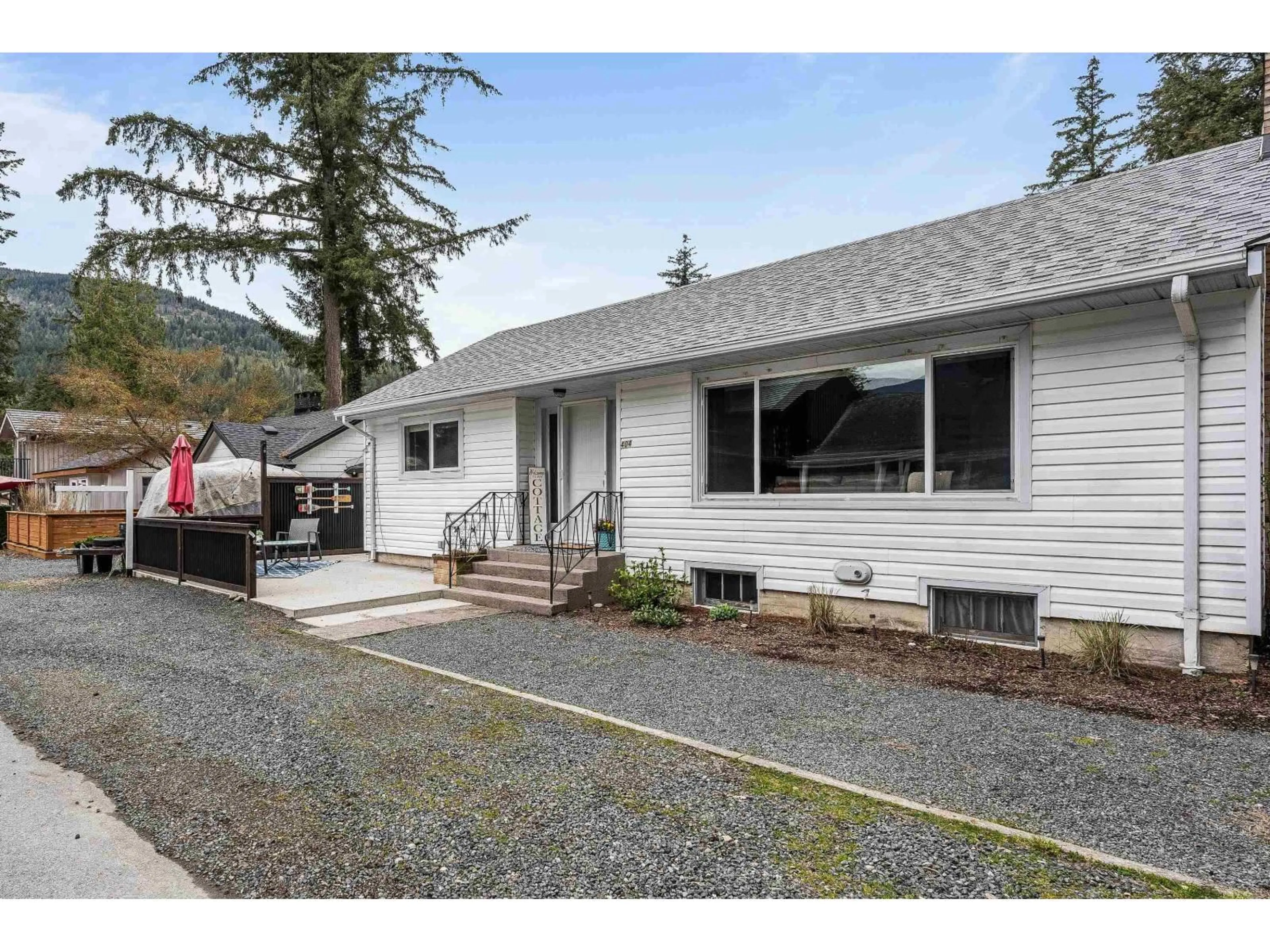 Home with vinyl exterior material, unknown for 404 BIRCH STREET, Cultus Lake British Columbia V2R4Z3