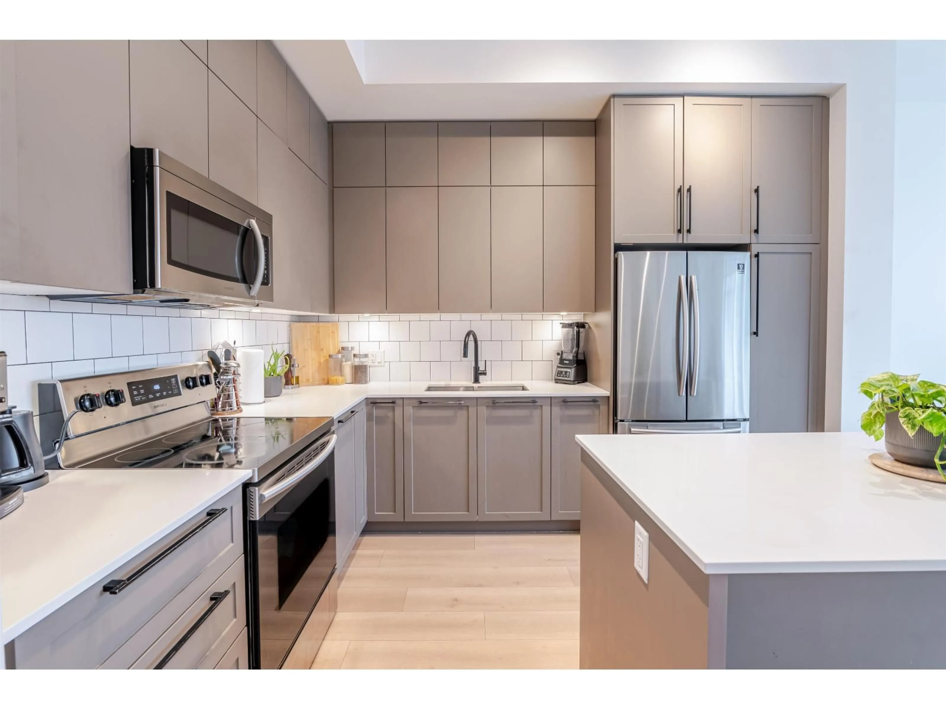 Open concept kitchen, ceramic/tile floor for 73 - 2838 LIVINGSTONE, Abbotsford British Columbia V2T0J1