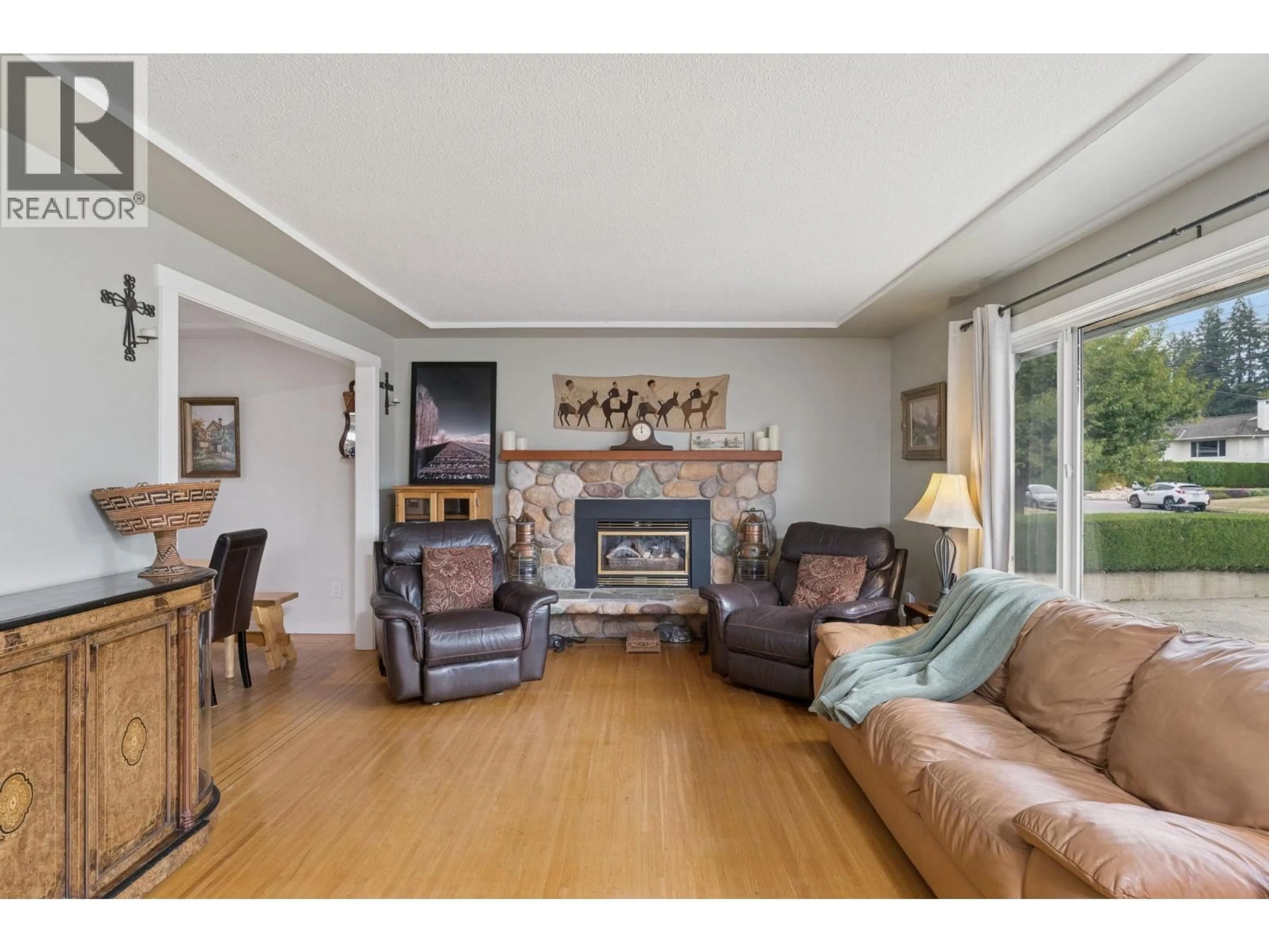 Living room with furniture, wood/laminate floor for 558 DRAYCOTT STREET, Coquitlam British Columbia V3J6M6