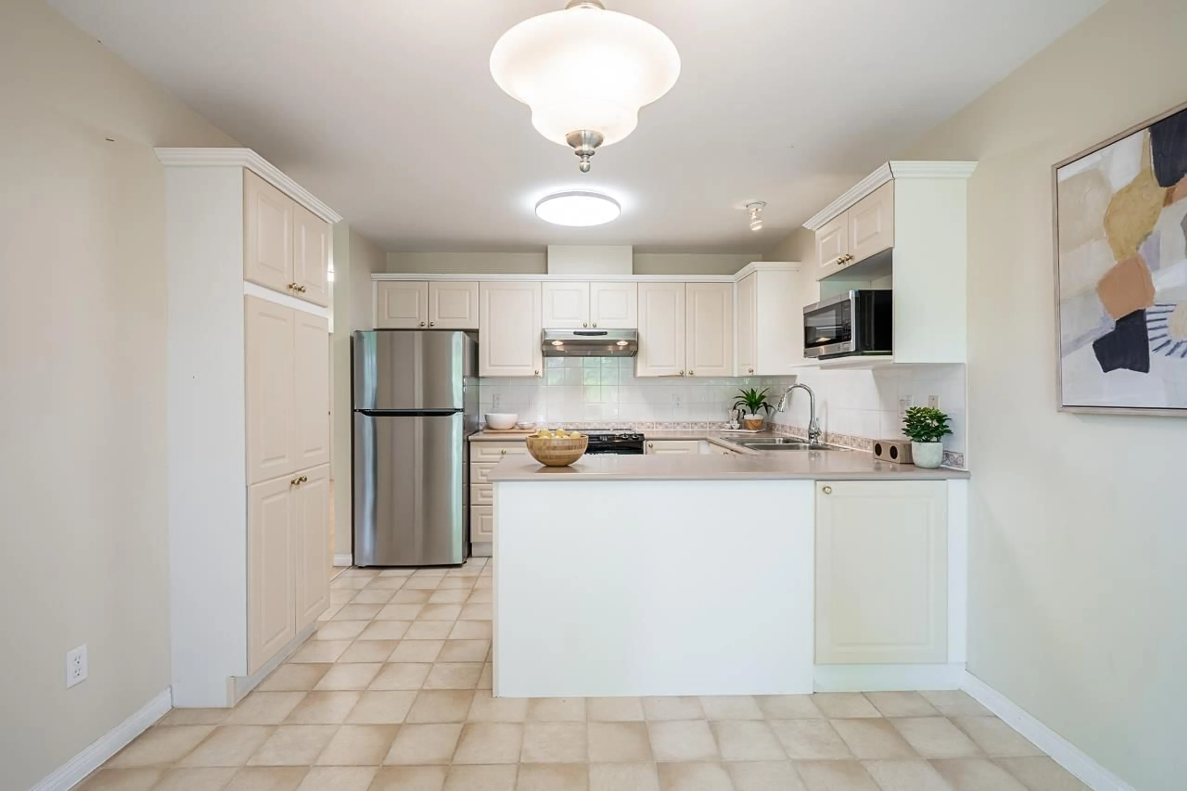 Standard kitchen, ceramic/tile floor for 60 - 8111 160, Surrey British Columbia V4N0V4