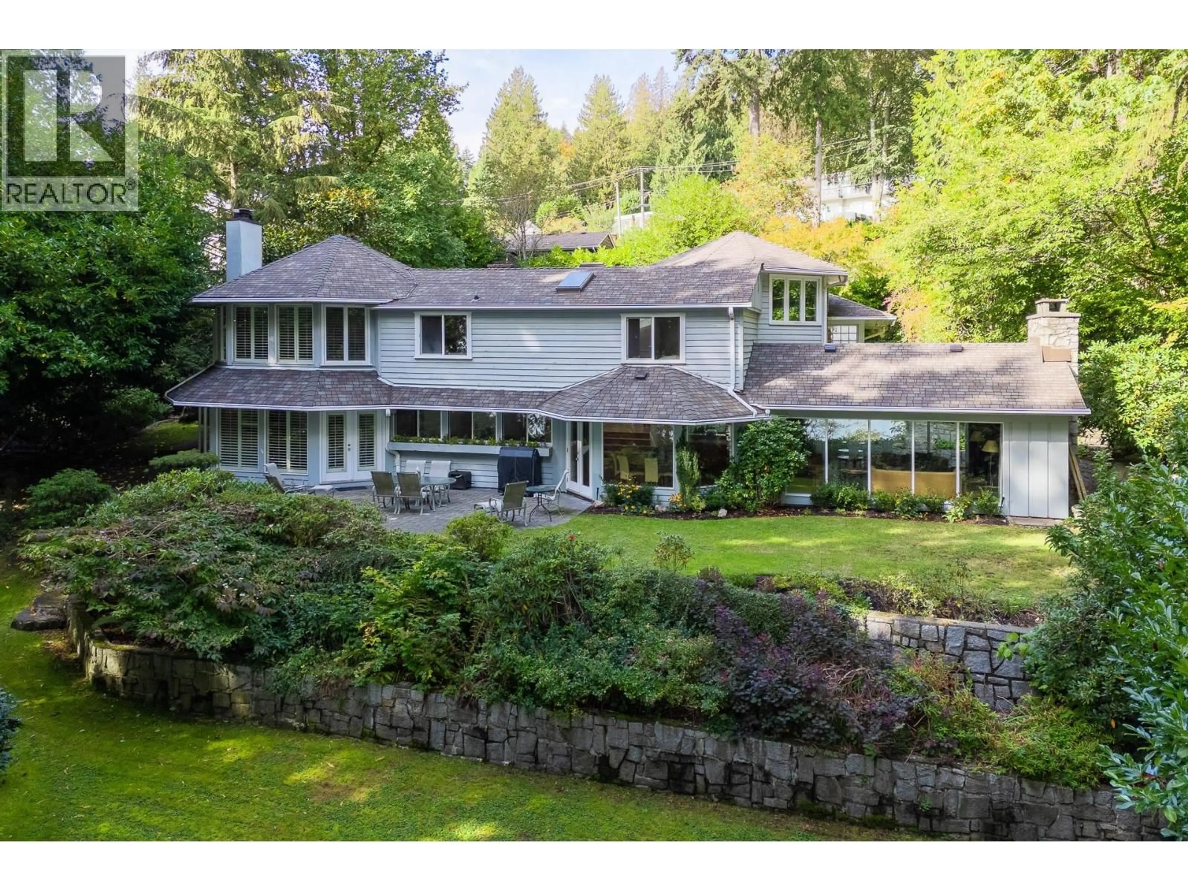 A pic from outside/outdoor area/front of a property/back of a property/a pic from drone, unknown for 4708 DOGWOOD LANE, West Vancouver British Columbia V7W1J1