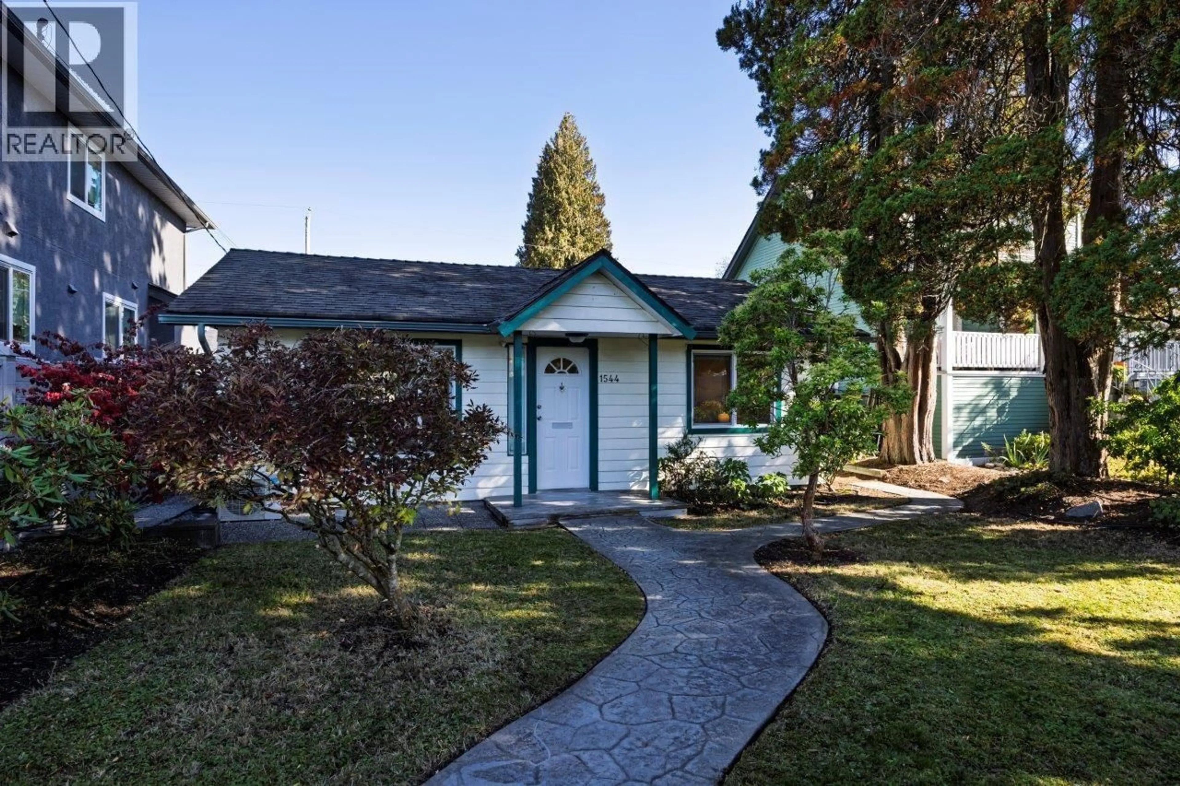 Home with vinyl exterior material, street for 1544 SUTHERLAND AVENUE, North Vancouver British Columbia V7L4B5