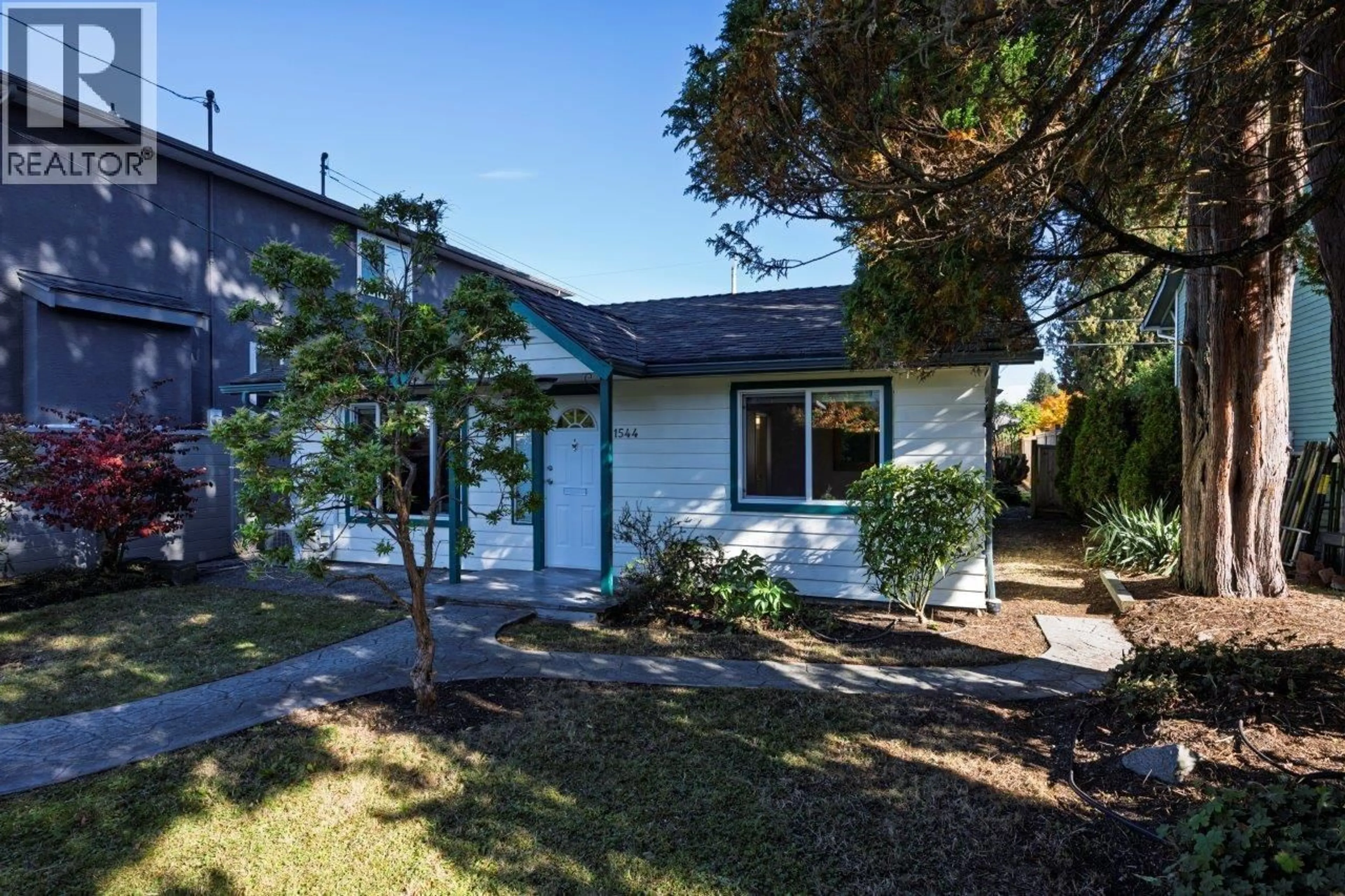 A pic from outside/outdoor area/front of a property/back of a property/a pic from drone, street for 1544 SUTHERLAND AVENUE, North Vancouver British Columbia V7L4B5