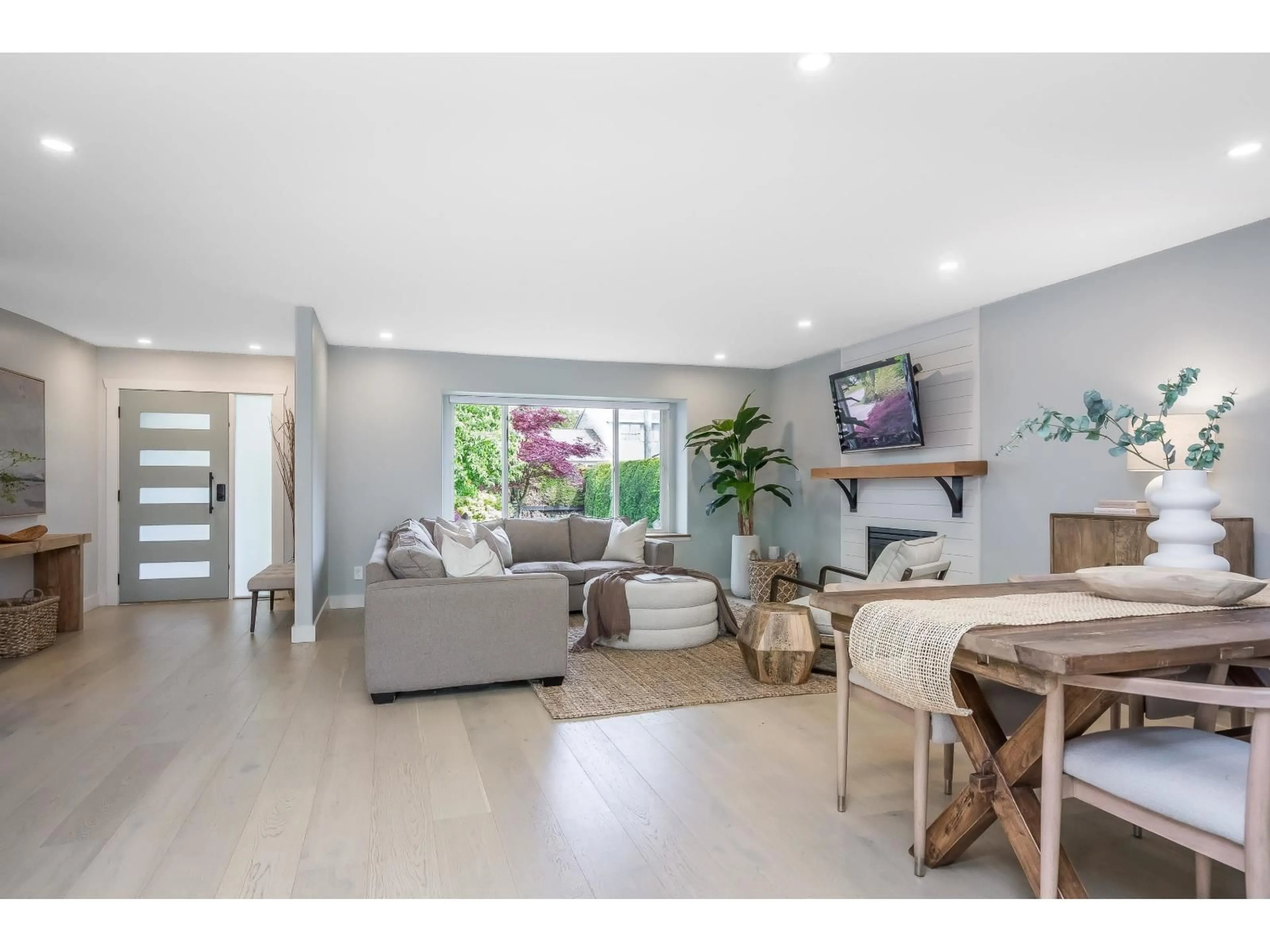 Living room with furniture, unknown for 1033 164 STREET, Surrey British Columbia V4A4Y6