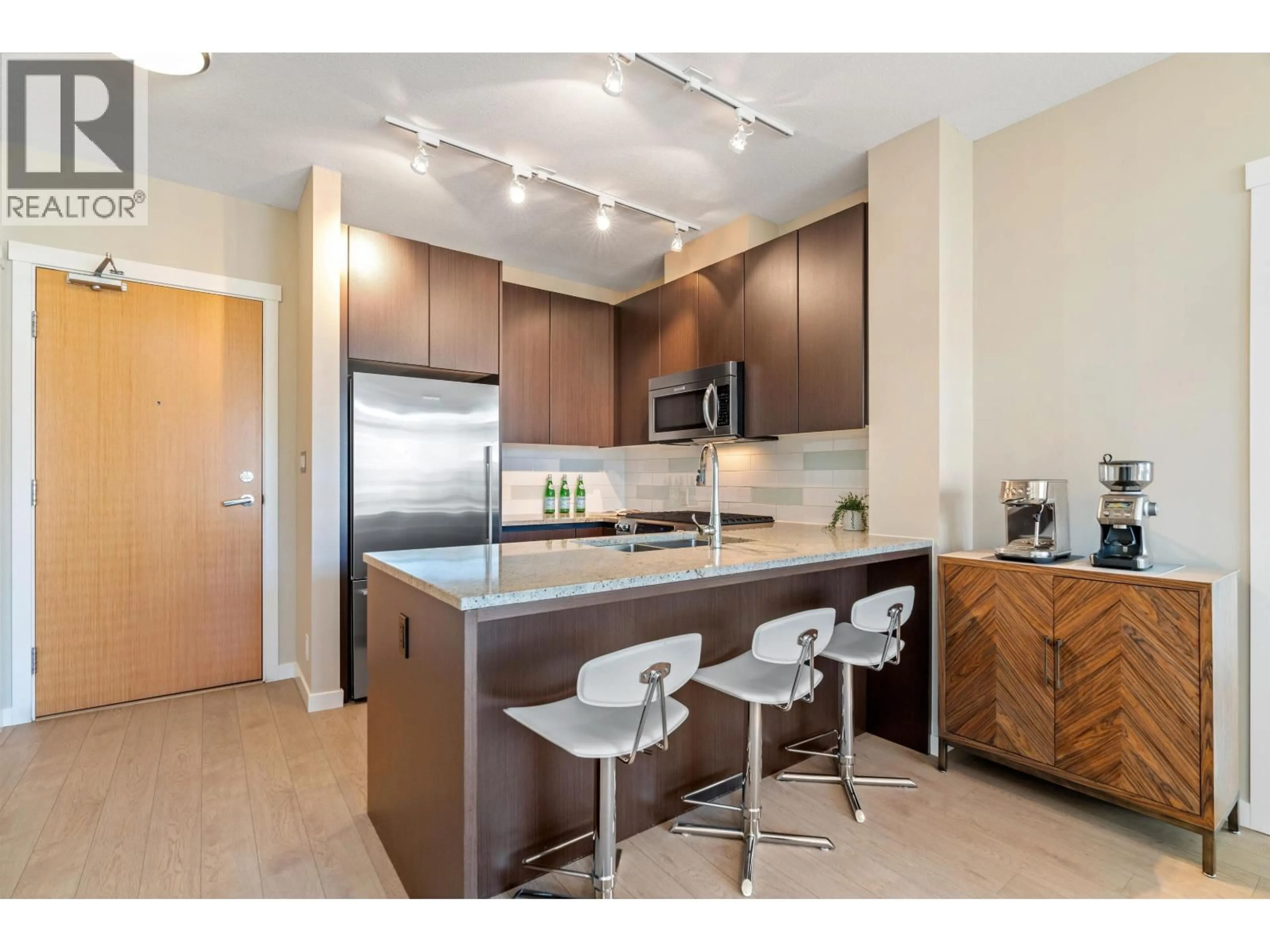 Open concept kitchen, wood/laminate floor for 408 - 135 2ND STREET, North Vancouver British Columbia V7M0C5