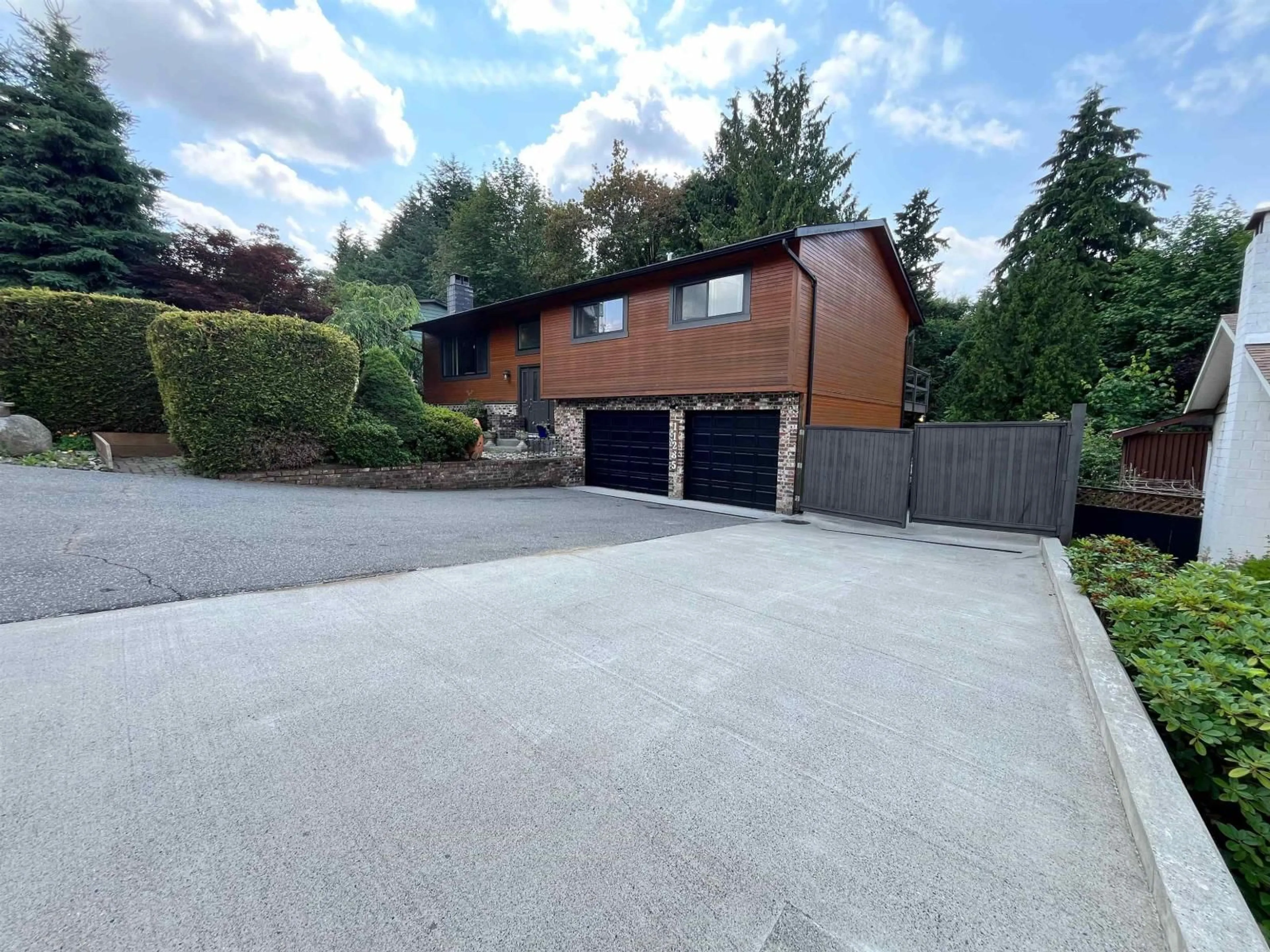 A pic from outside/outdoor area/front of a property/back of a property/a pic from drone, street for 11285 133A, Surrey British Columbia V3R2Y8