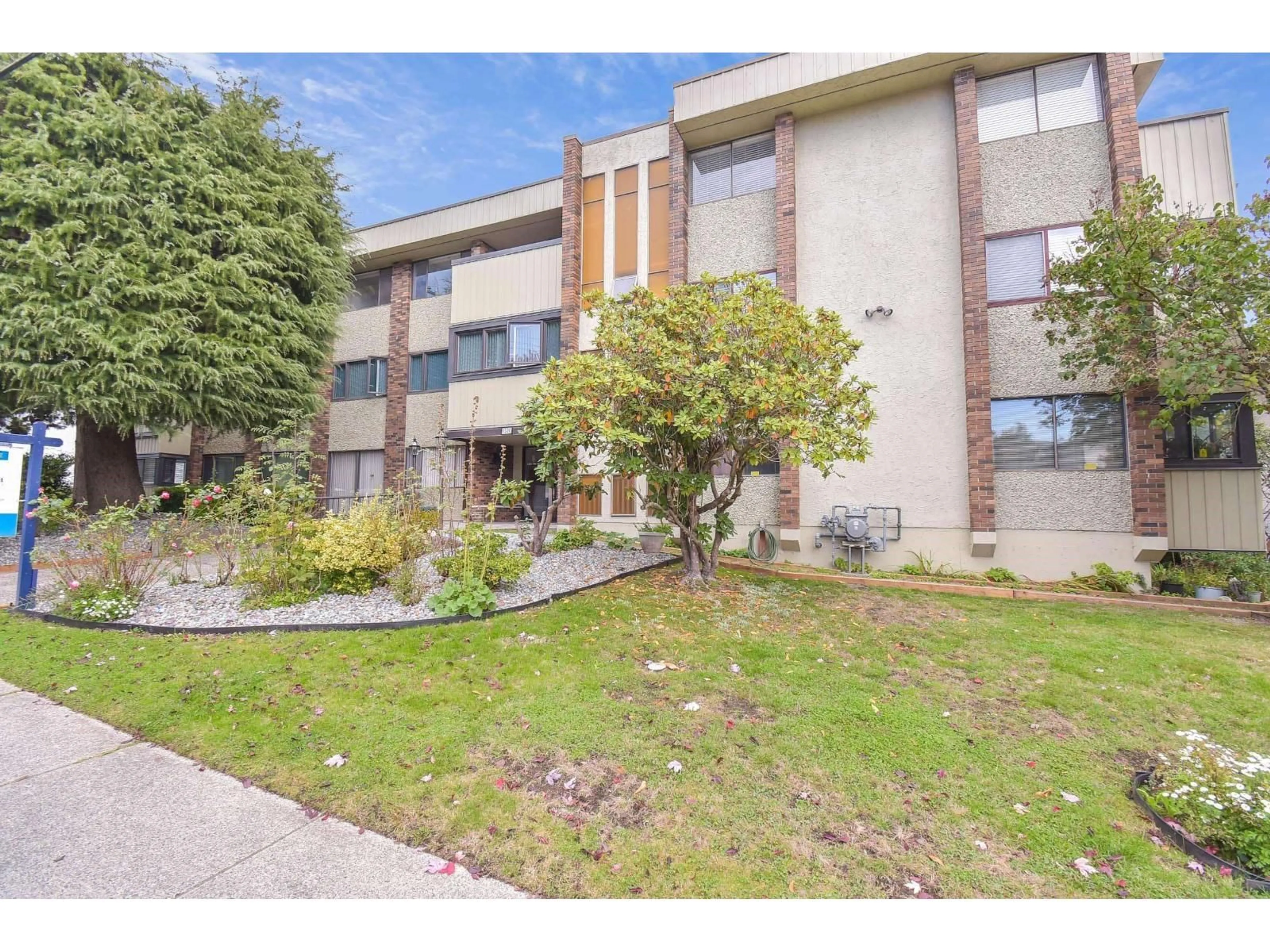 A pic from outside/outdoor area/front of a property/back of a property/a pic from drone, unknown for 307 - 1320 FIR, White Rock British Columbia V4B4B2