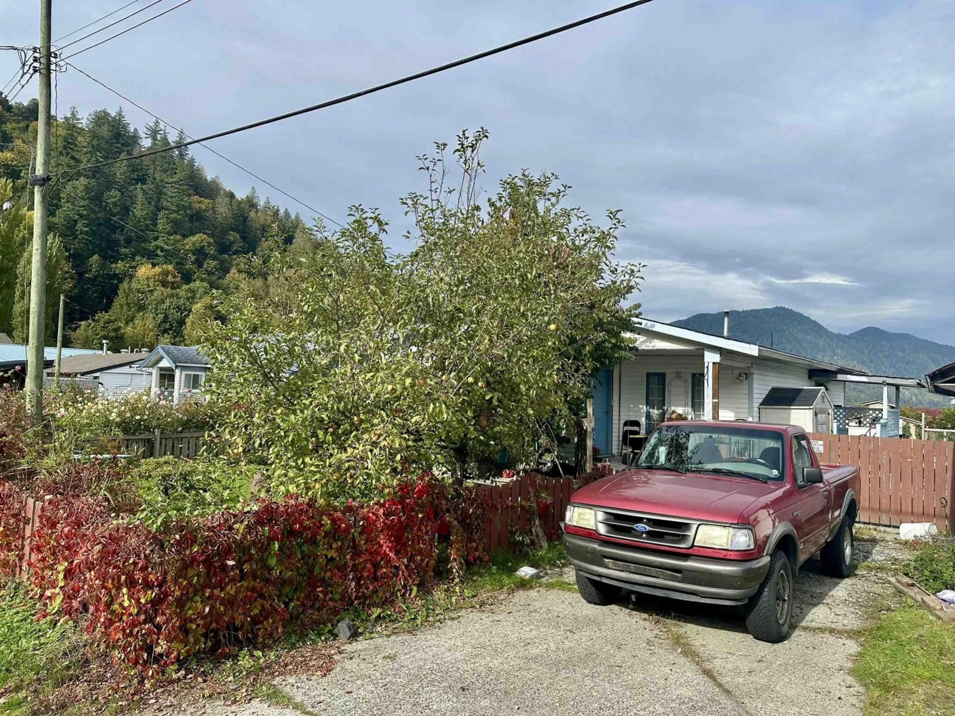 A pic from outside/outdoor area/front of a property/back of a property/a pic from drone, street for 35063 NORTH SWARD, Mission British Columbia V2V7H1