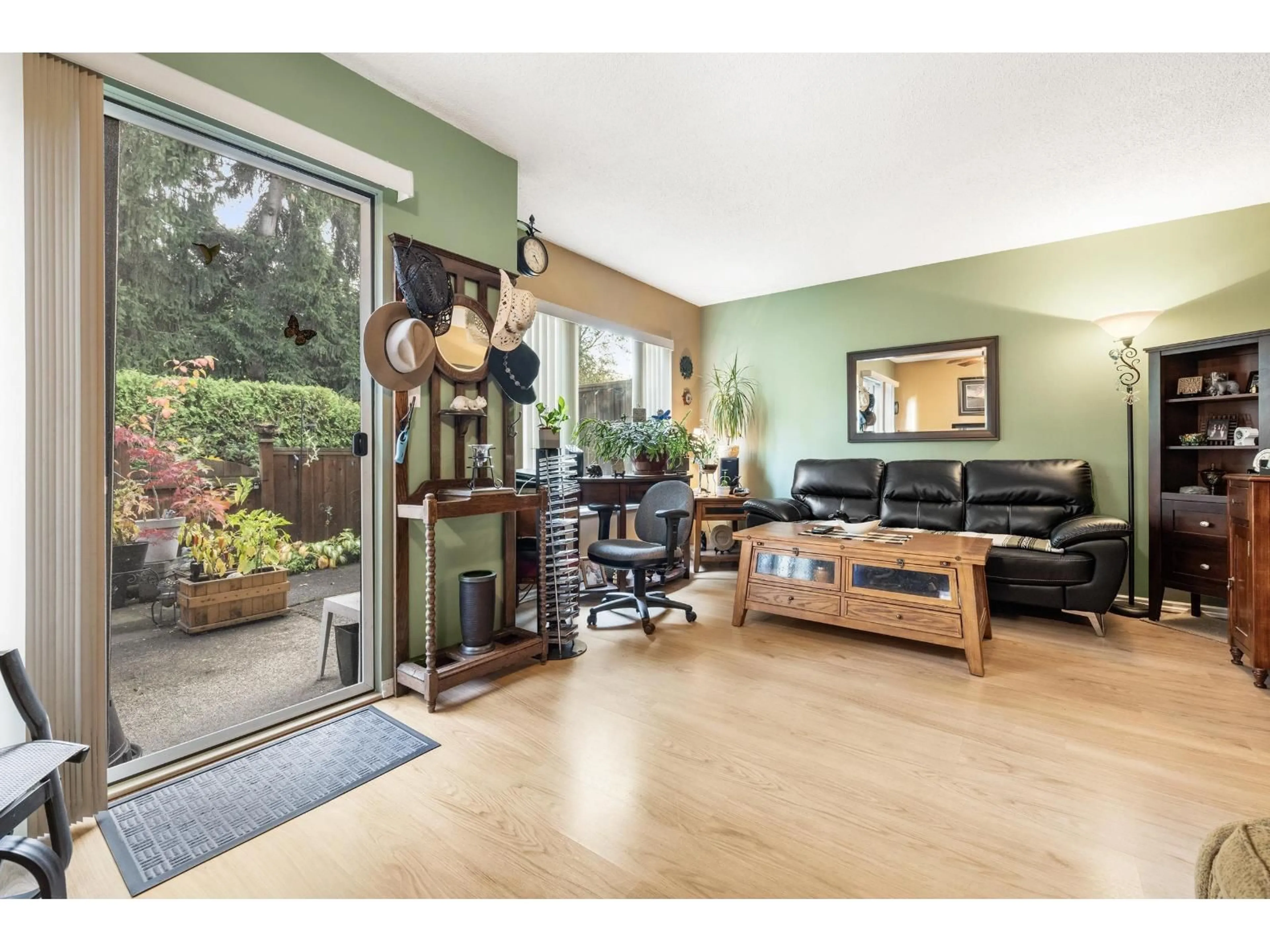 Living room with furniture, wood/laminate floor for 139 - 13880 74, Surrey British Columbia V3W7E6