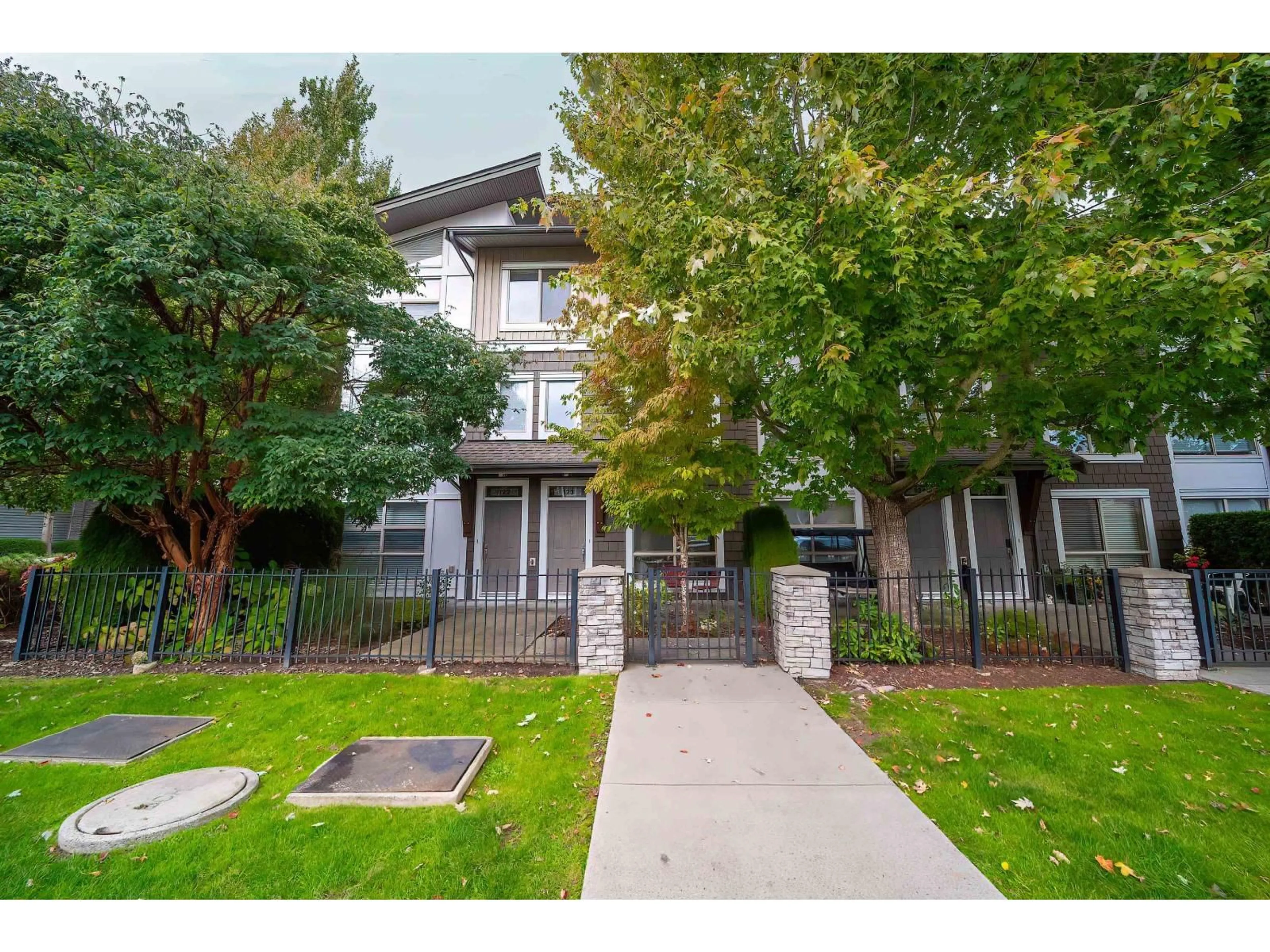 A pic from outside/outdoor area/front of a property/back of a property/a pic from drone, street for 123 - 6671 121, Surrey British Columbia V3W1T9