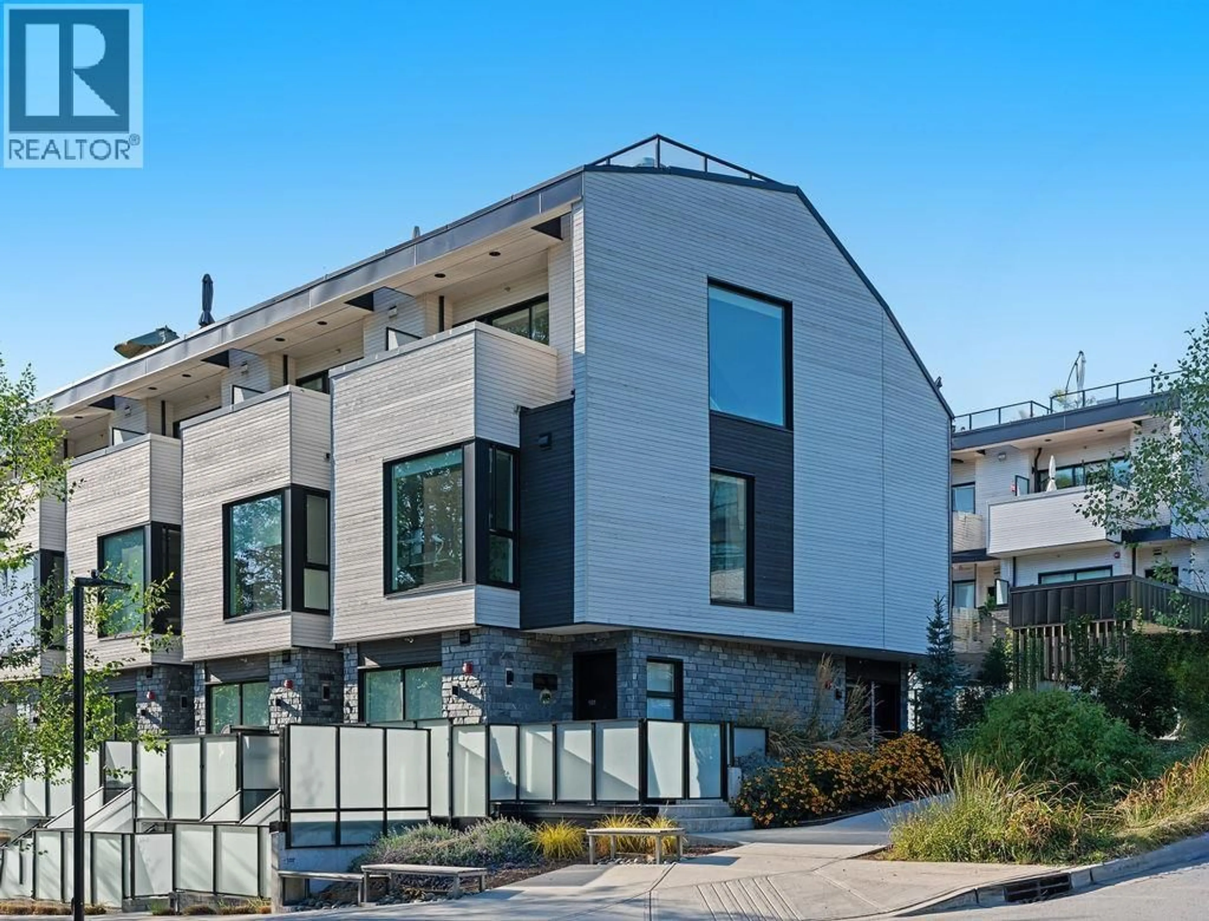 Home with vinyl exterior material, unknown for 201 - 650 2ND STREET, North Vancouver British Columbia V7M1E3