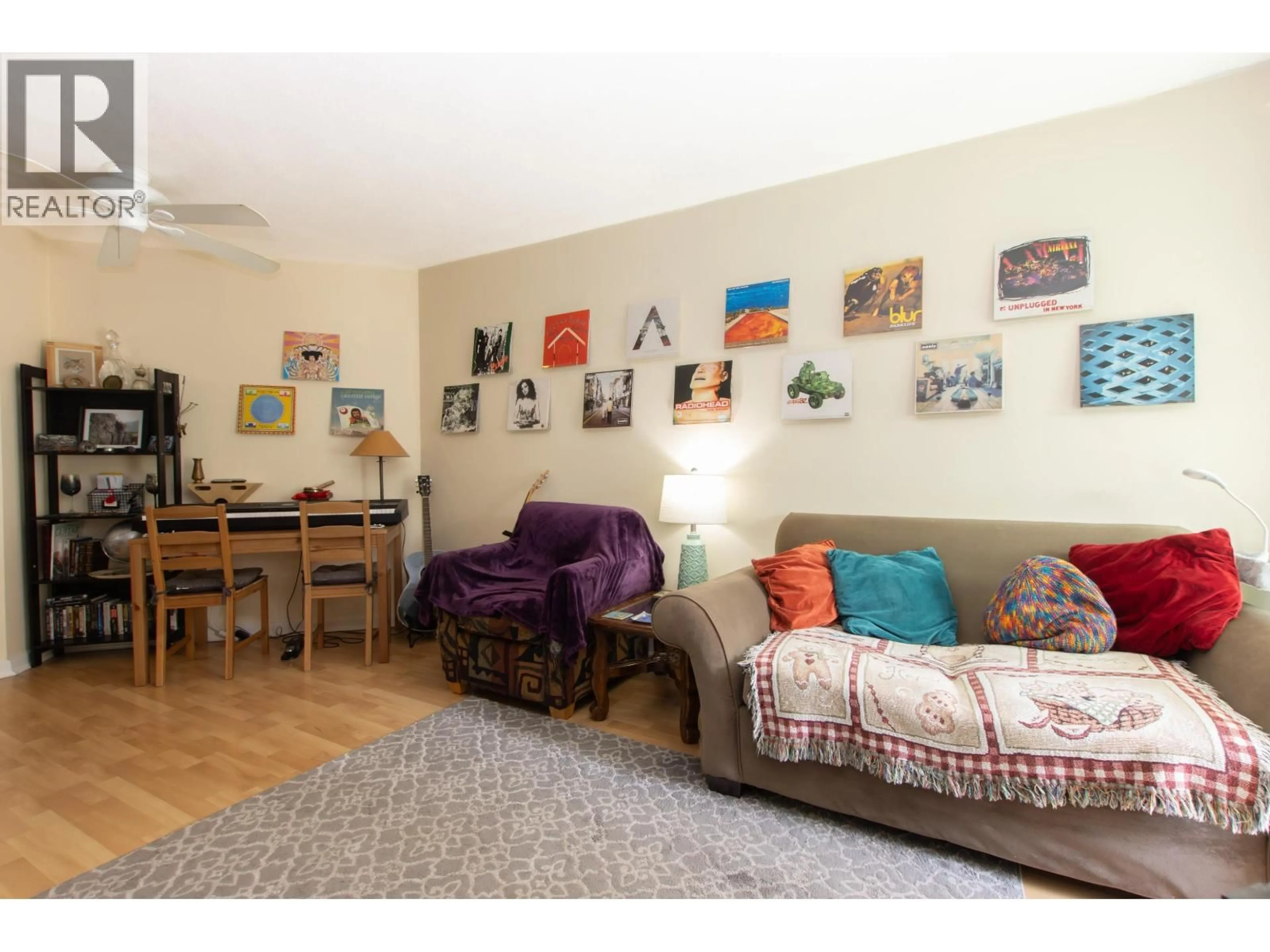 Living room with furniture, wood/laminate floor for E210 - 40180 WILLOW CRESCENT, Squamish British Columbia V8B0M3
