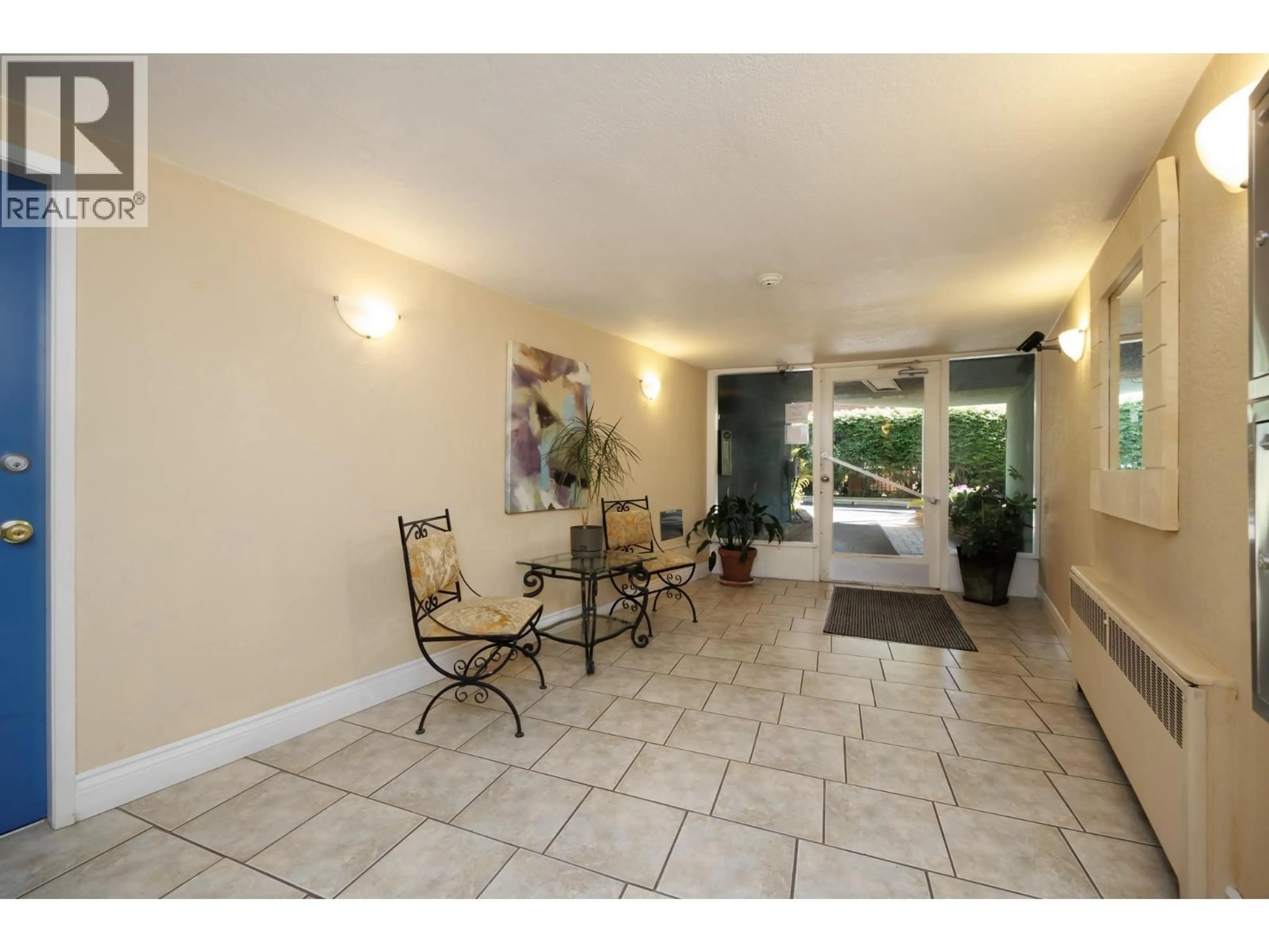 Indoor foyer for 203 - 2146 43RD AVENUE, Vancouver British Columbia V6M2E1