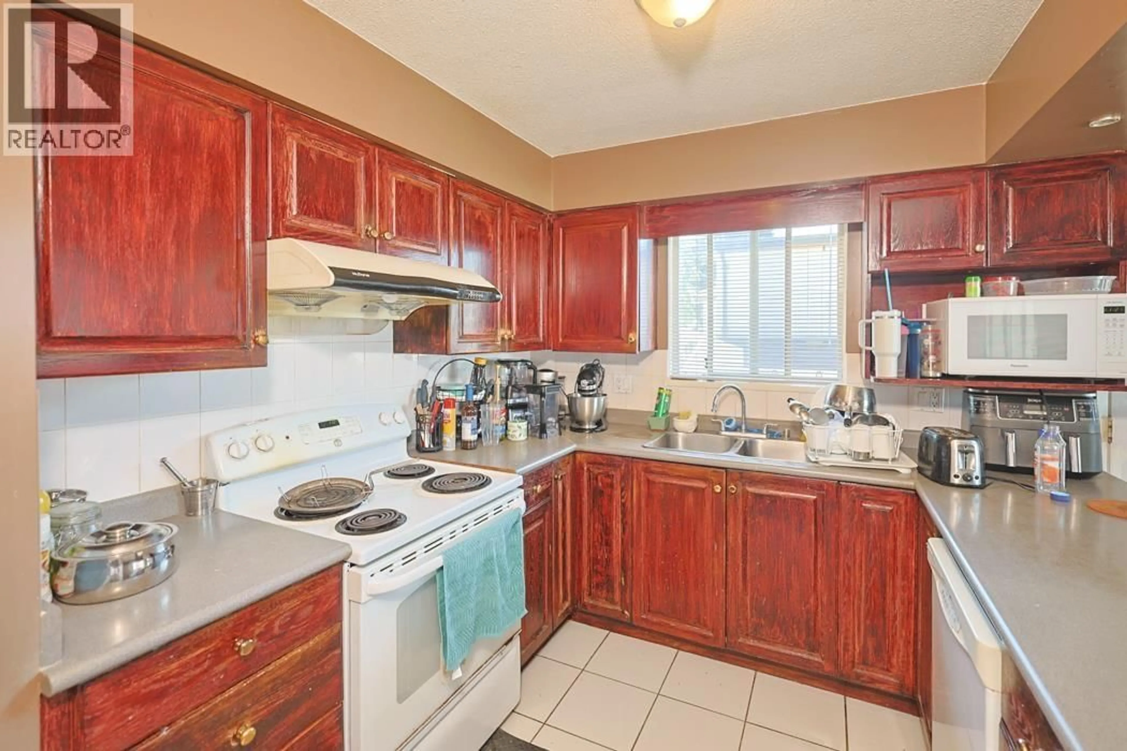 Standard kitchen, unknown for 7310 GLADSTONE STREET, Vancouver British Columbia V5P4G8