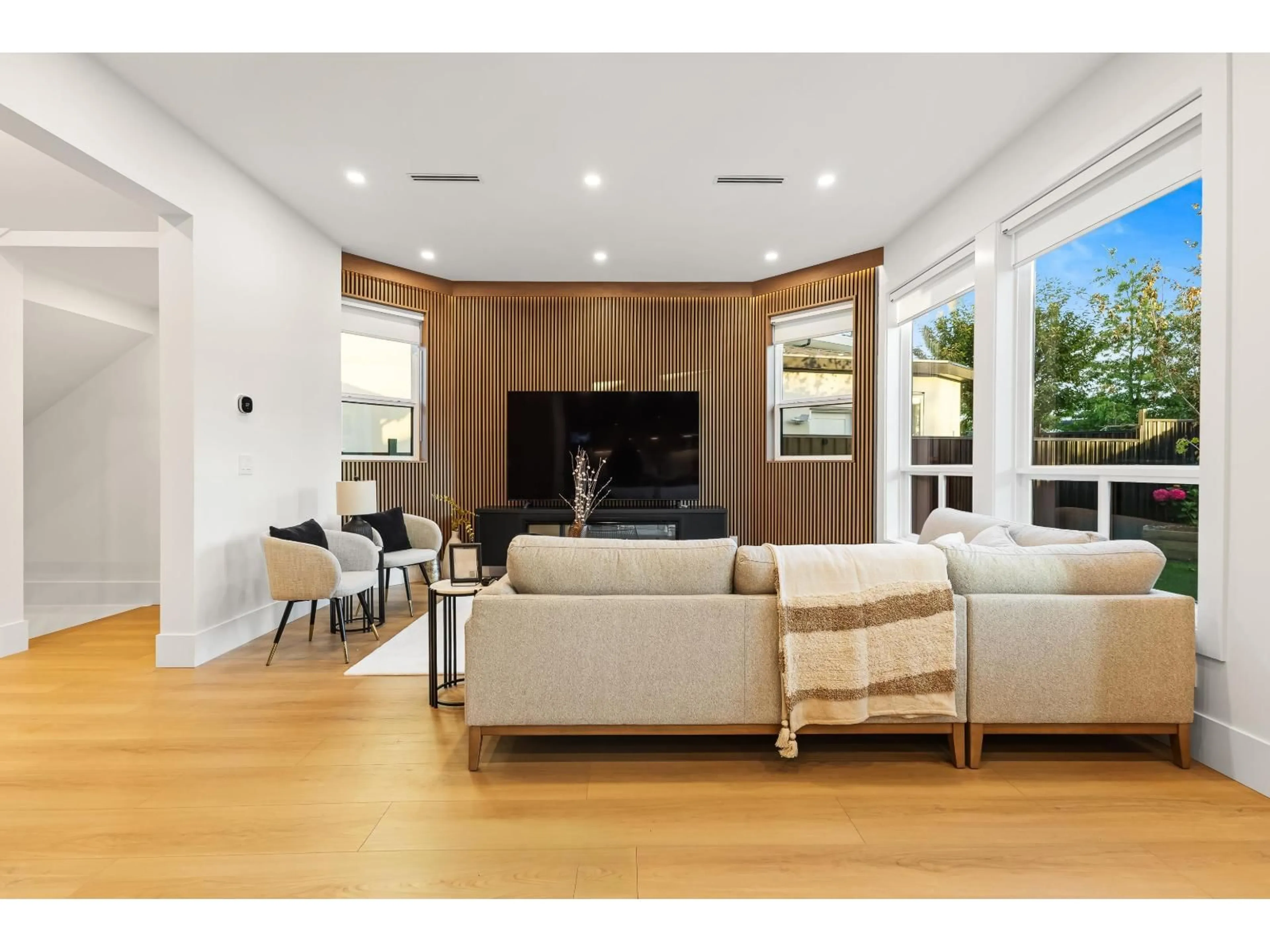 Living room with furniture, wood/laminate floor for 11642 94A, Delta British Columbia V4C3S3