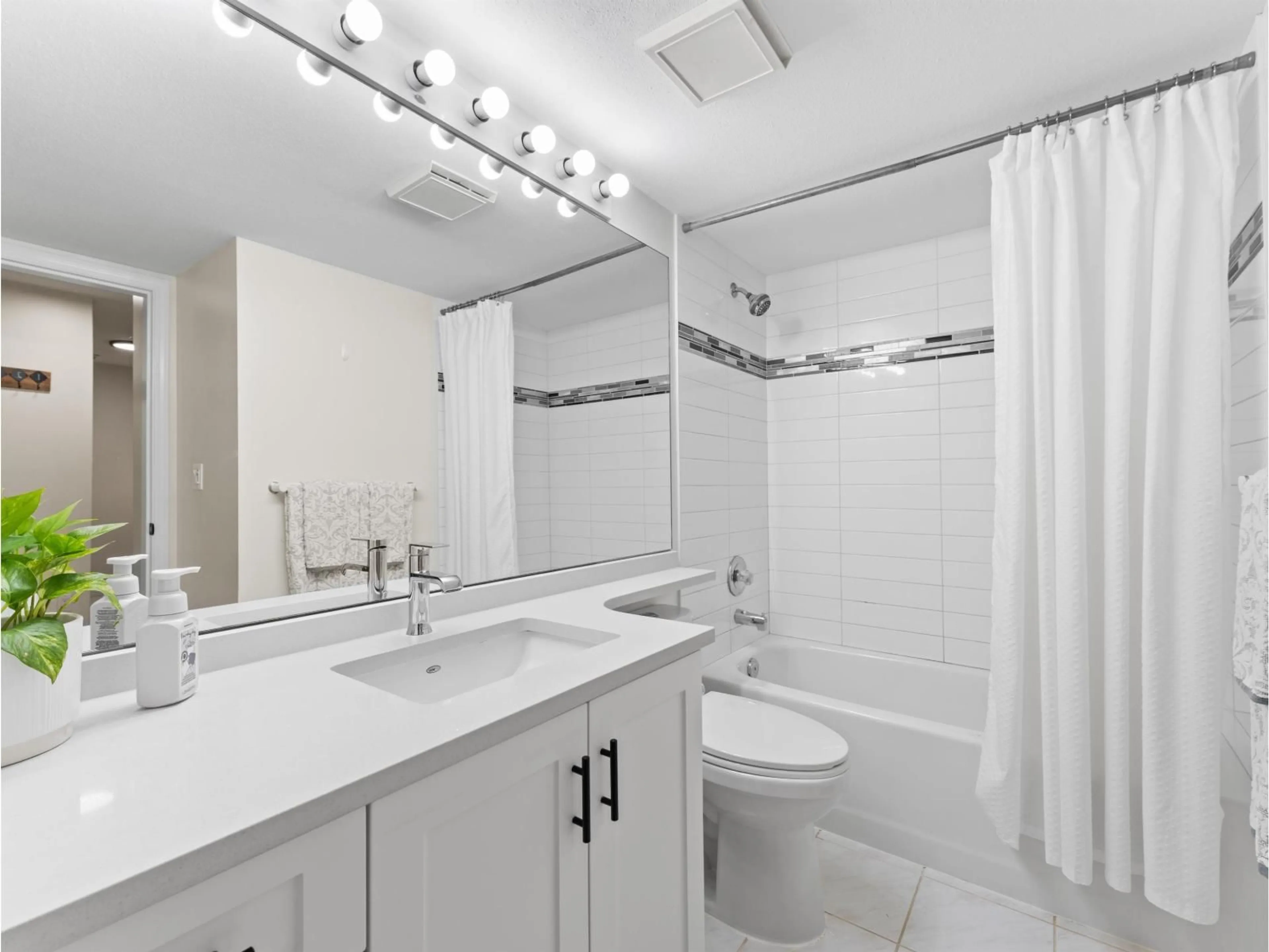 Standard bathroom, ceramic/tile floor for 110 - 14885 100, Surrey British Columbia V3R0W1