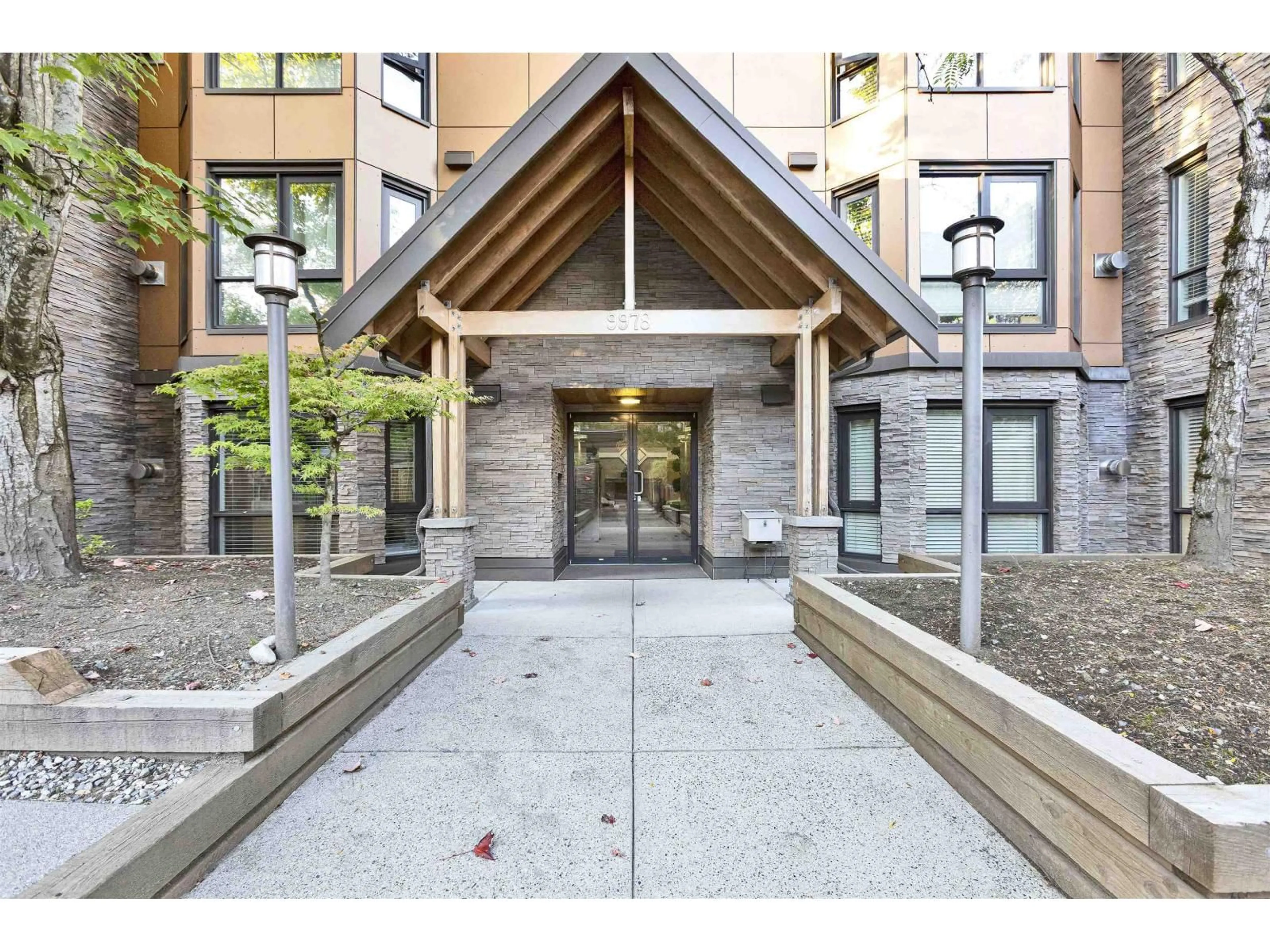 Indoor foyer for 106 - 9978 148, Surrey British Columbia V3R0P9