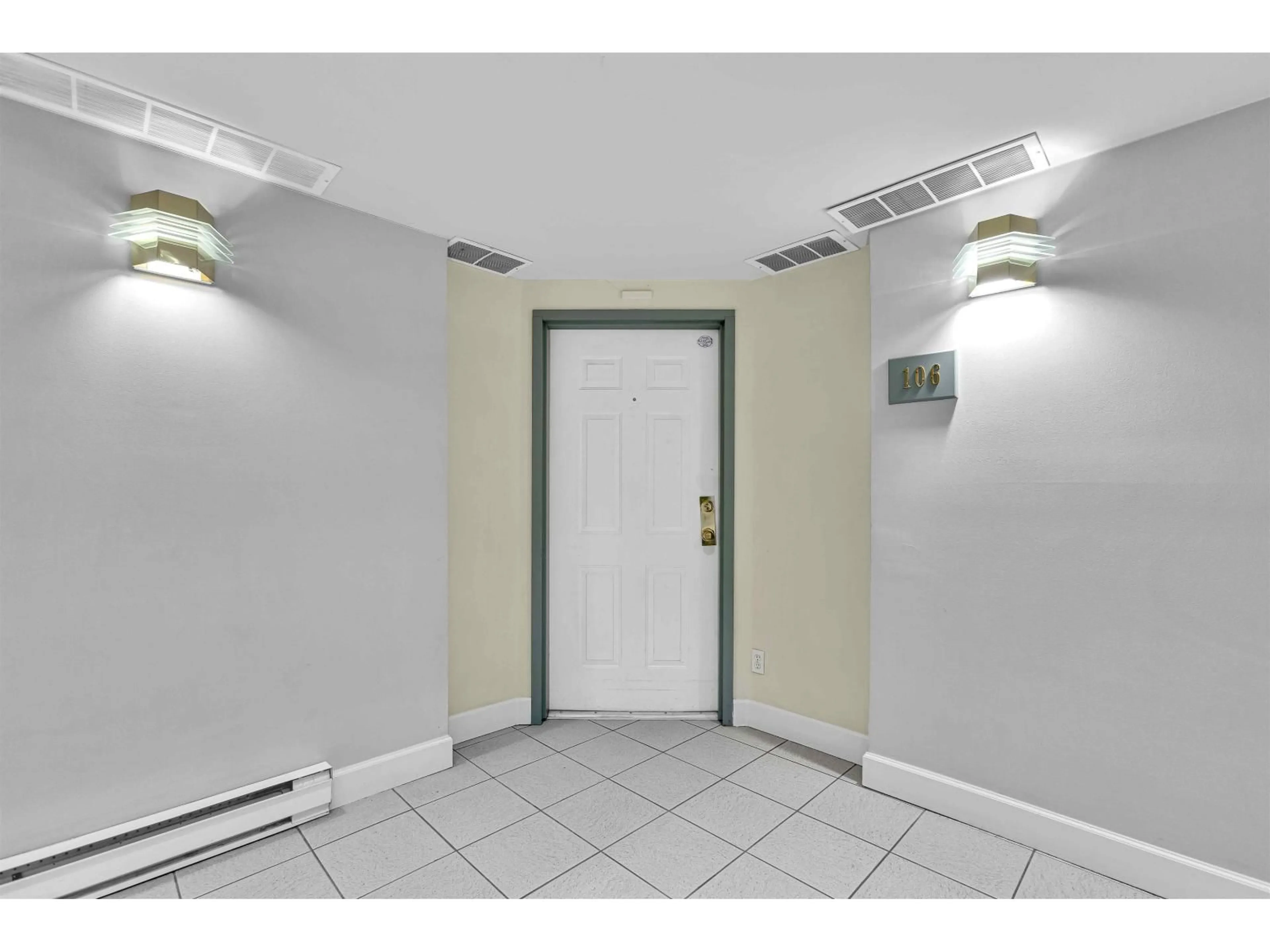 Indoor foyer for 106 - 9978 148, Surrey British Columbia V3R0P9