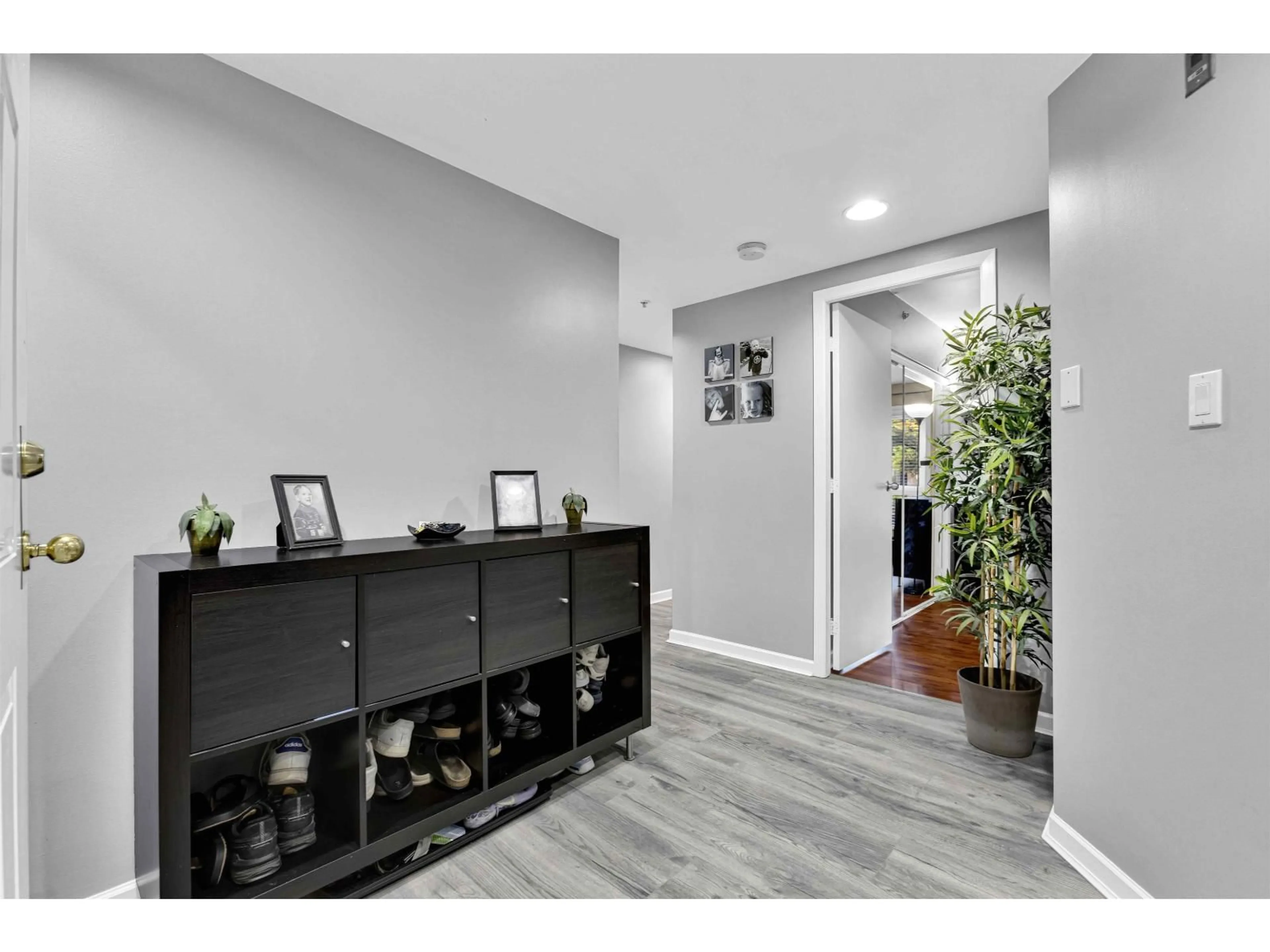 Indoor entryway for 106 - 9978 148, Surrey British Columbia V3R0P9