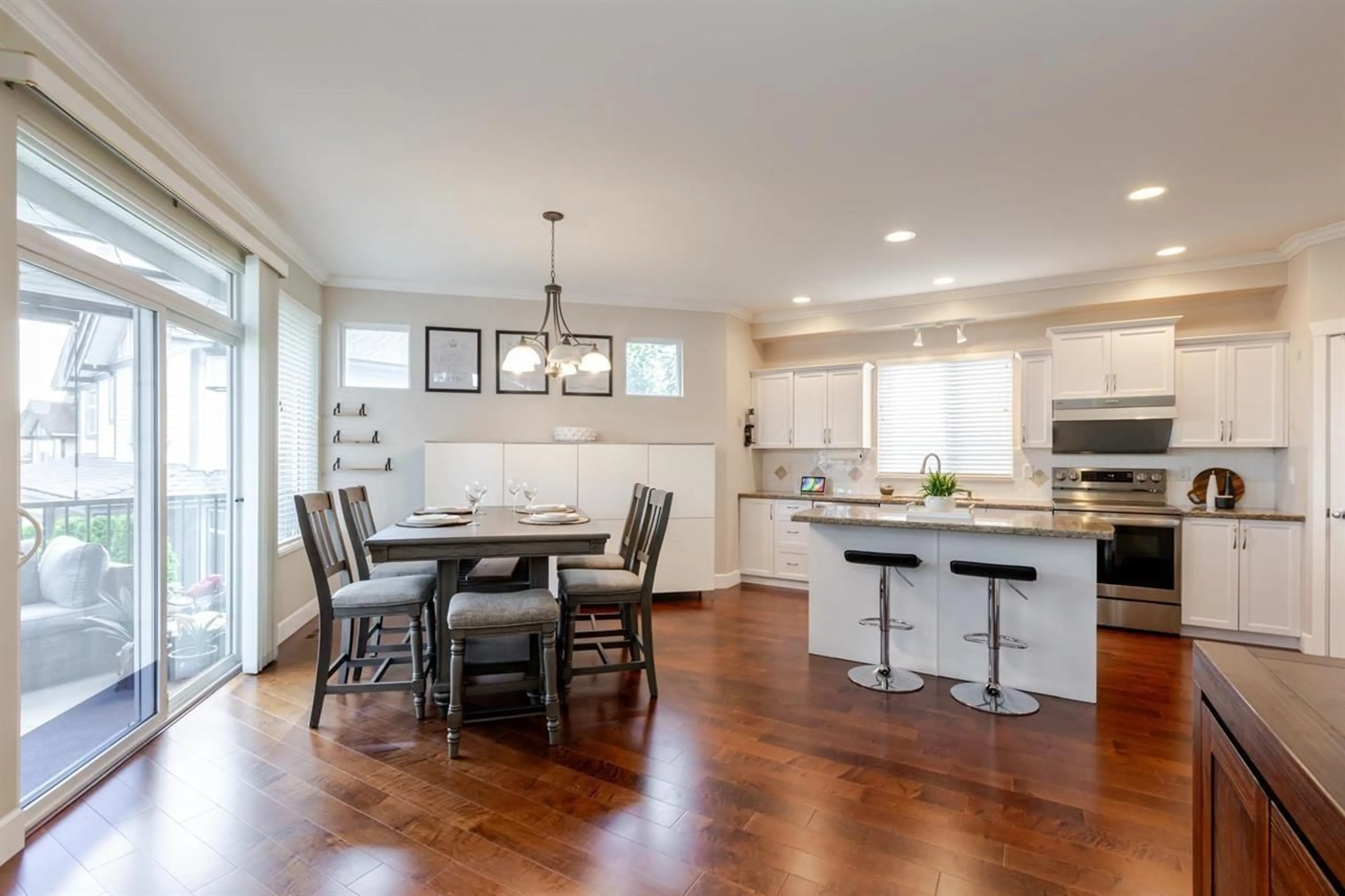 Open concept kitchen, wood/laminate floor for 20216 70A, Langley British Columbia V2Y2Y6