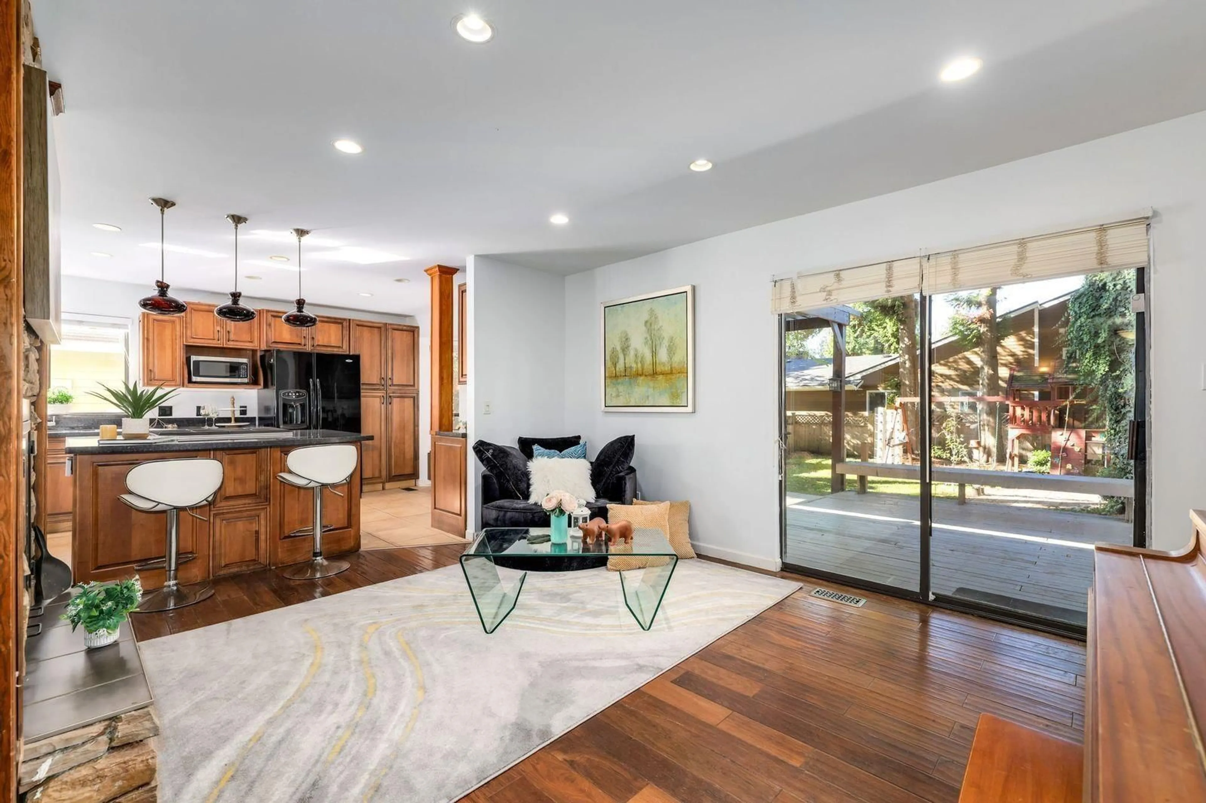 Unknown for 14857 17, Surrey British Columbia V4A6G4