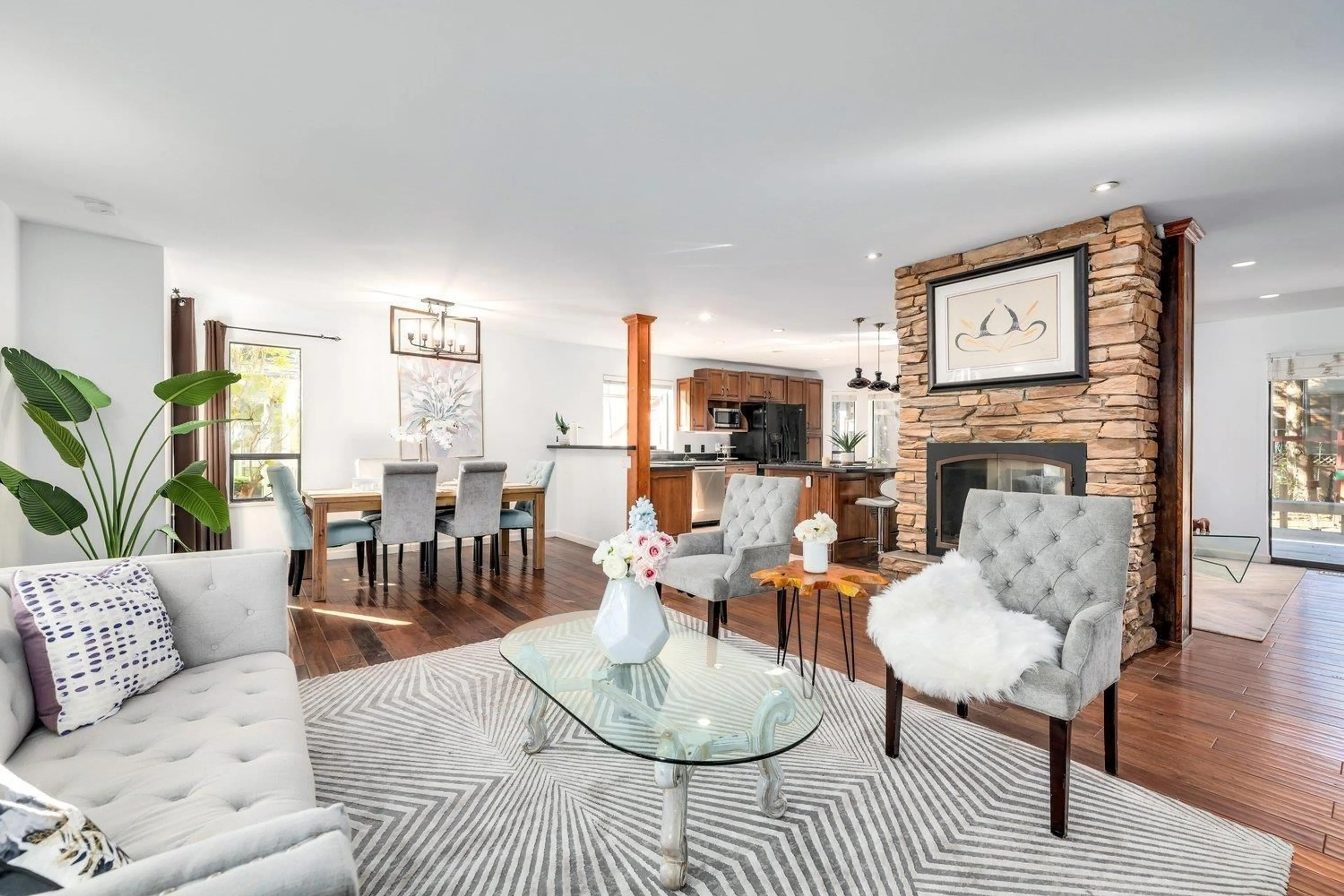 Living room with furniture, unknown for 14857 17, Surrey British Columbia V4A6G4