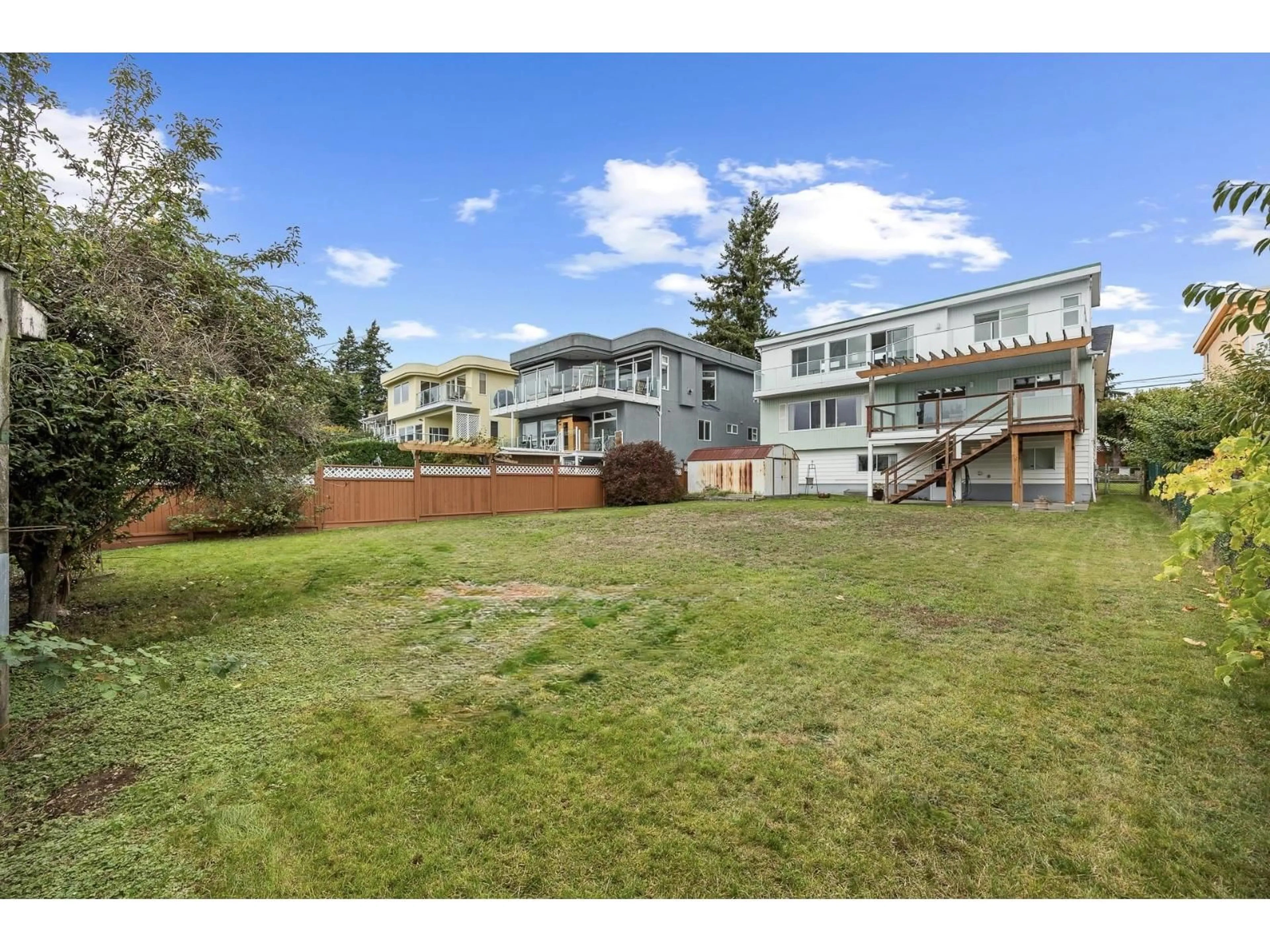 A pic from outside/outdoor area/front of a property/back of a property/a pic from drone, unknown for 15856 BUENA VISTA, White Rock British Columbia V4B2A3