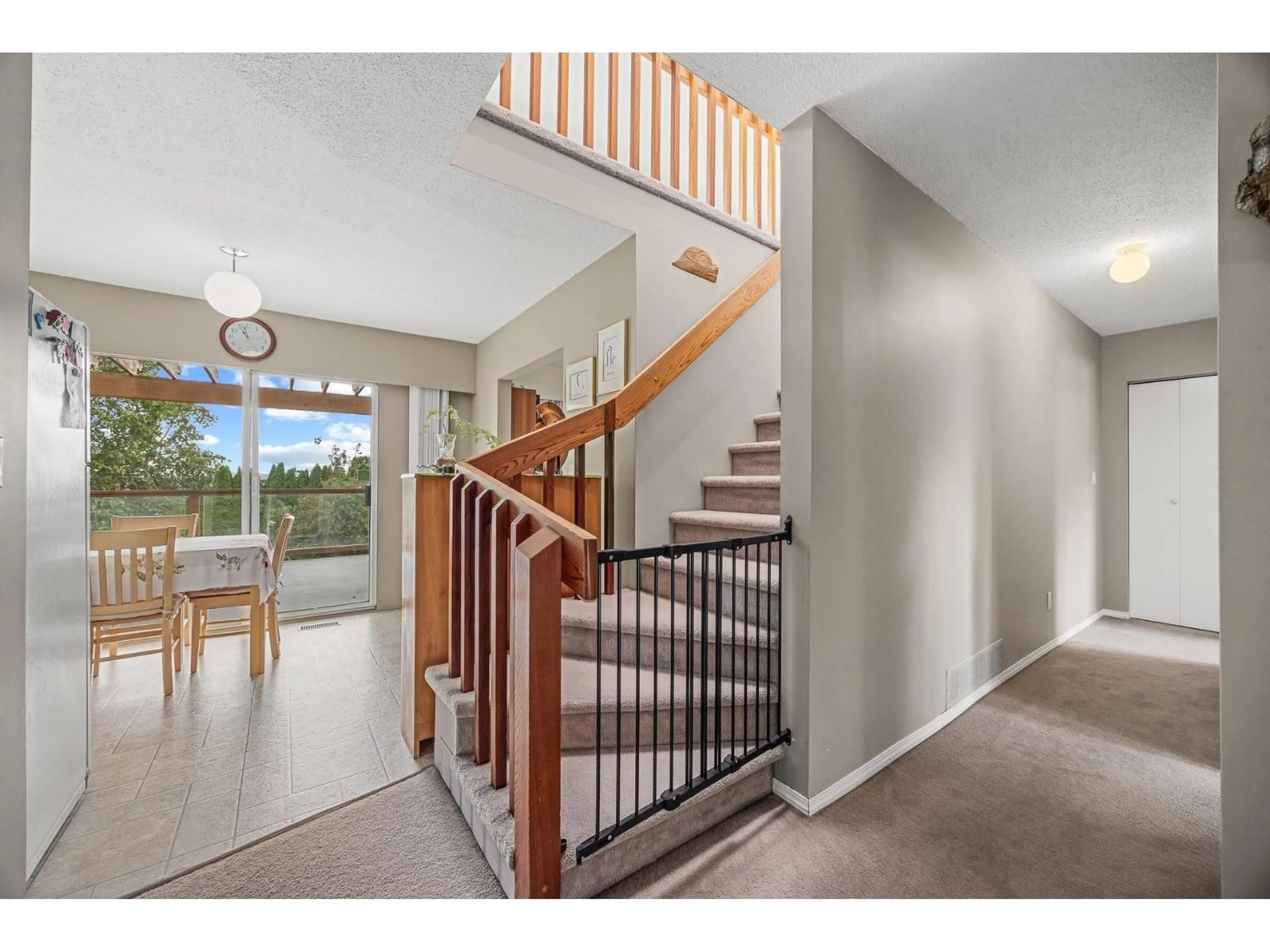 Indoor foyer for 15856 BUENA VISTA, White Rock British Columbia V4B2A3