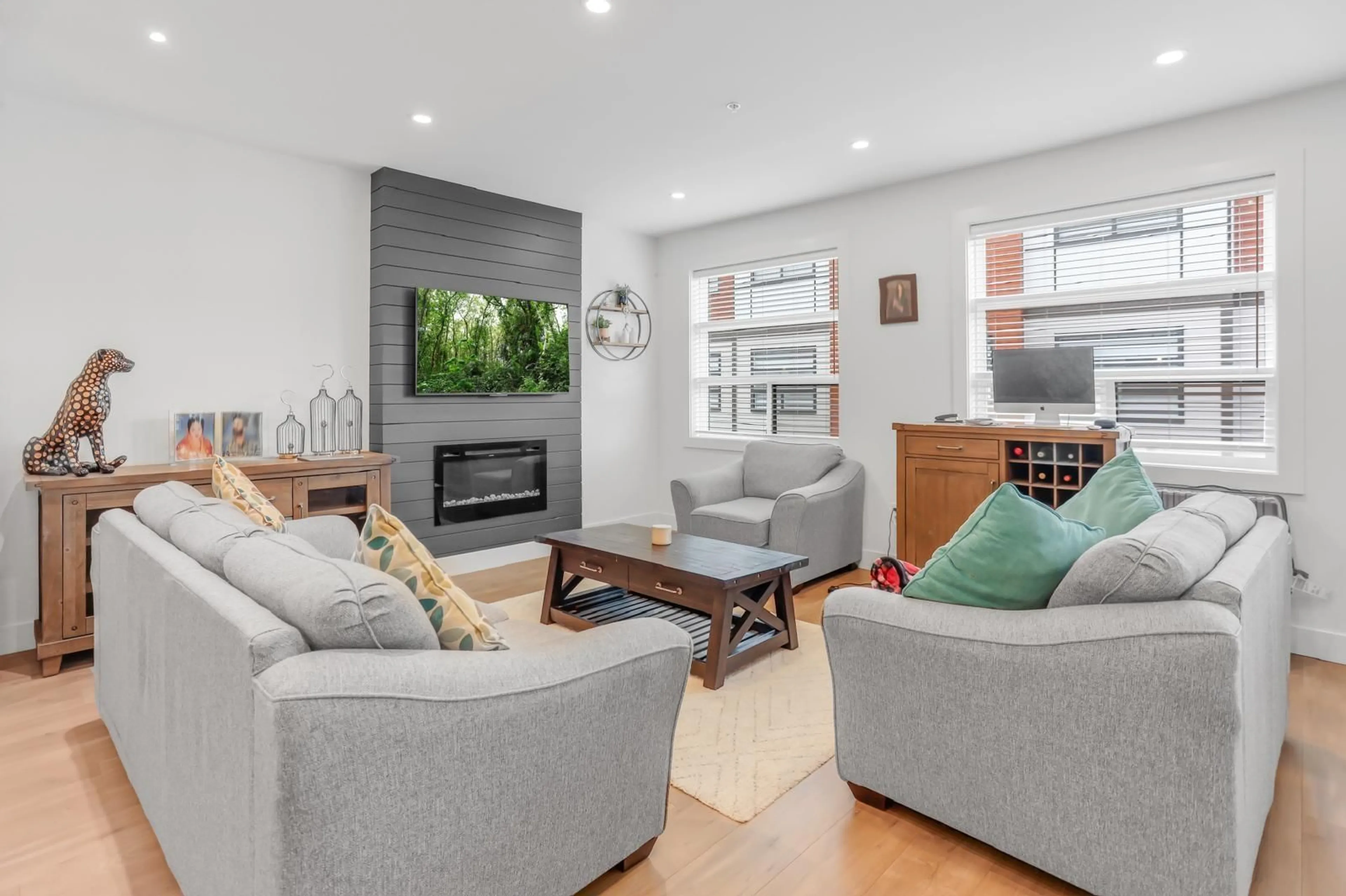 Living room with furniture, unknown for 2 - 32970 TUNBRIDGE, Mission British Columbia V2V0J9