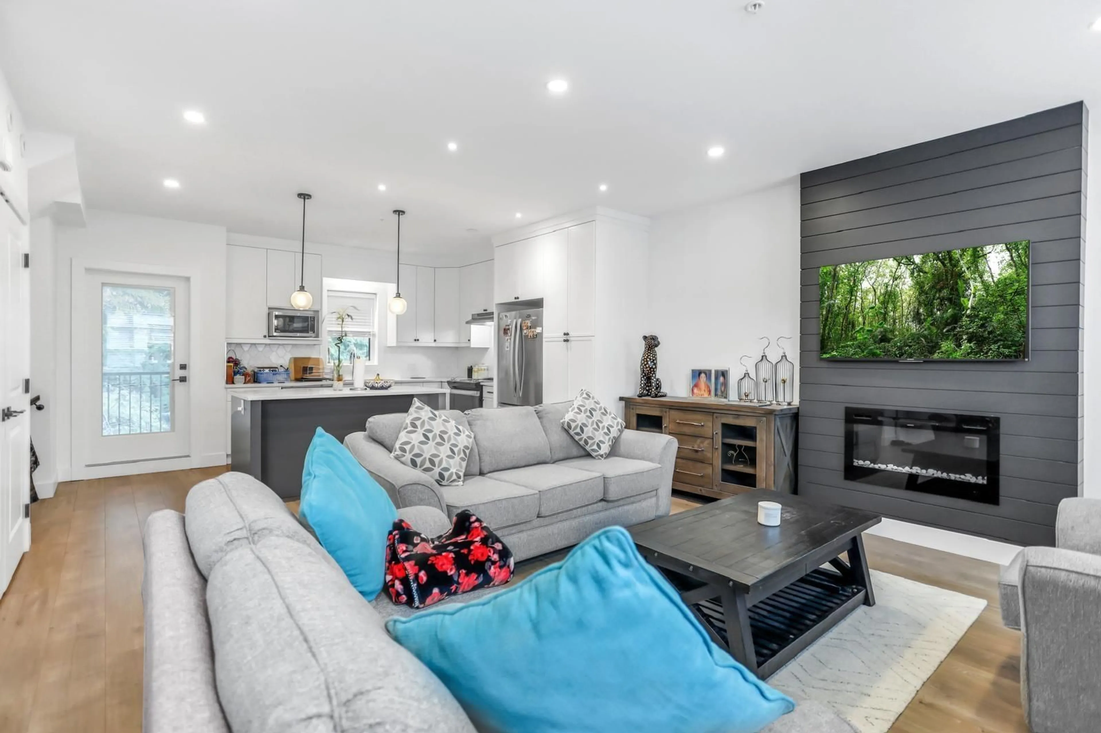 Living room with furniture, unknown for 2 - 32970 TUNBRIDGE, Mission British Columbia V2V0J9
