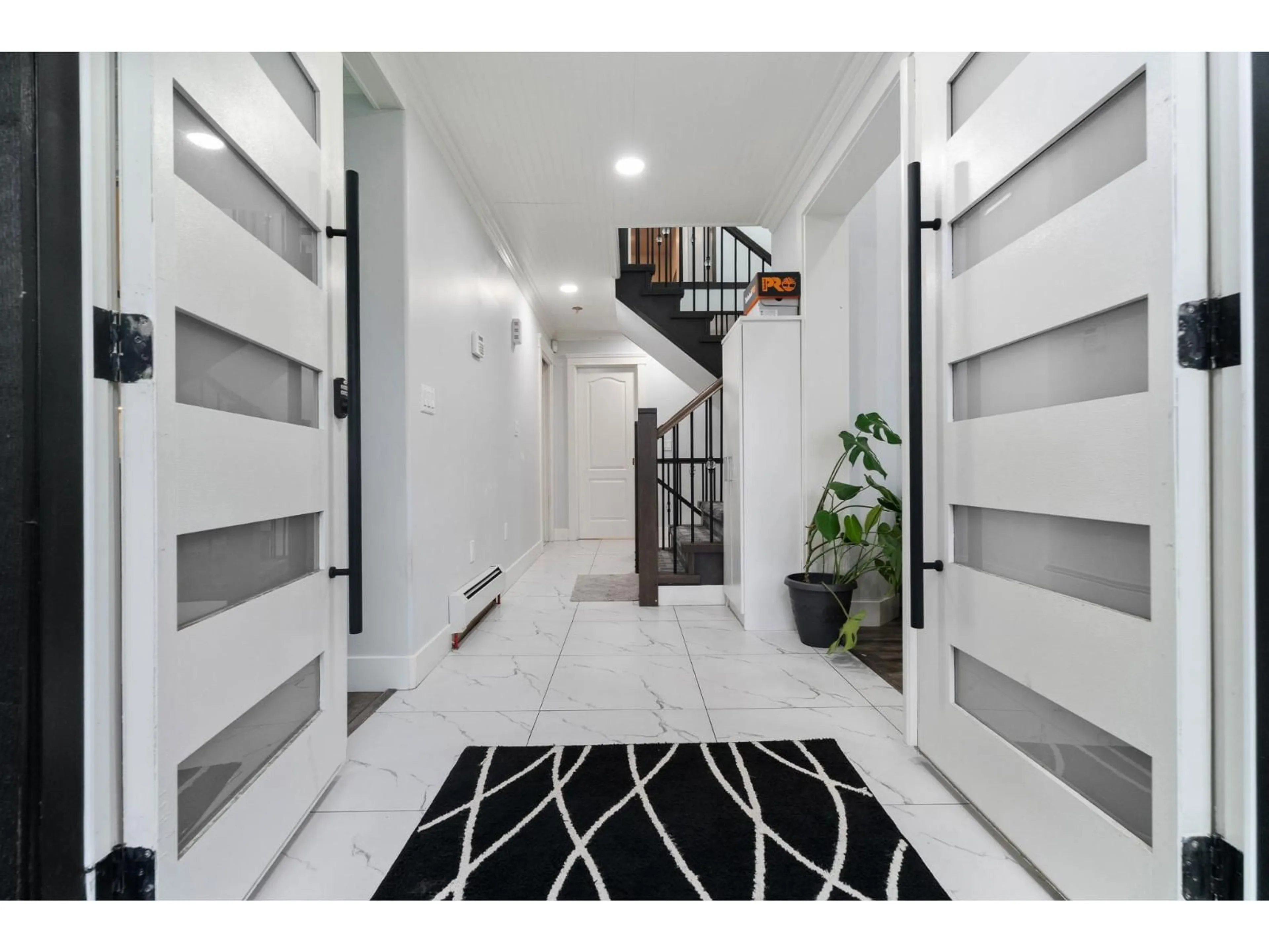 Indoor entryway for 12599 62B, Surrey British Columbia V3X3M9