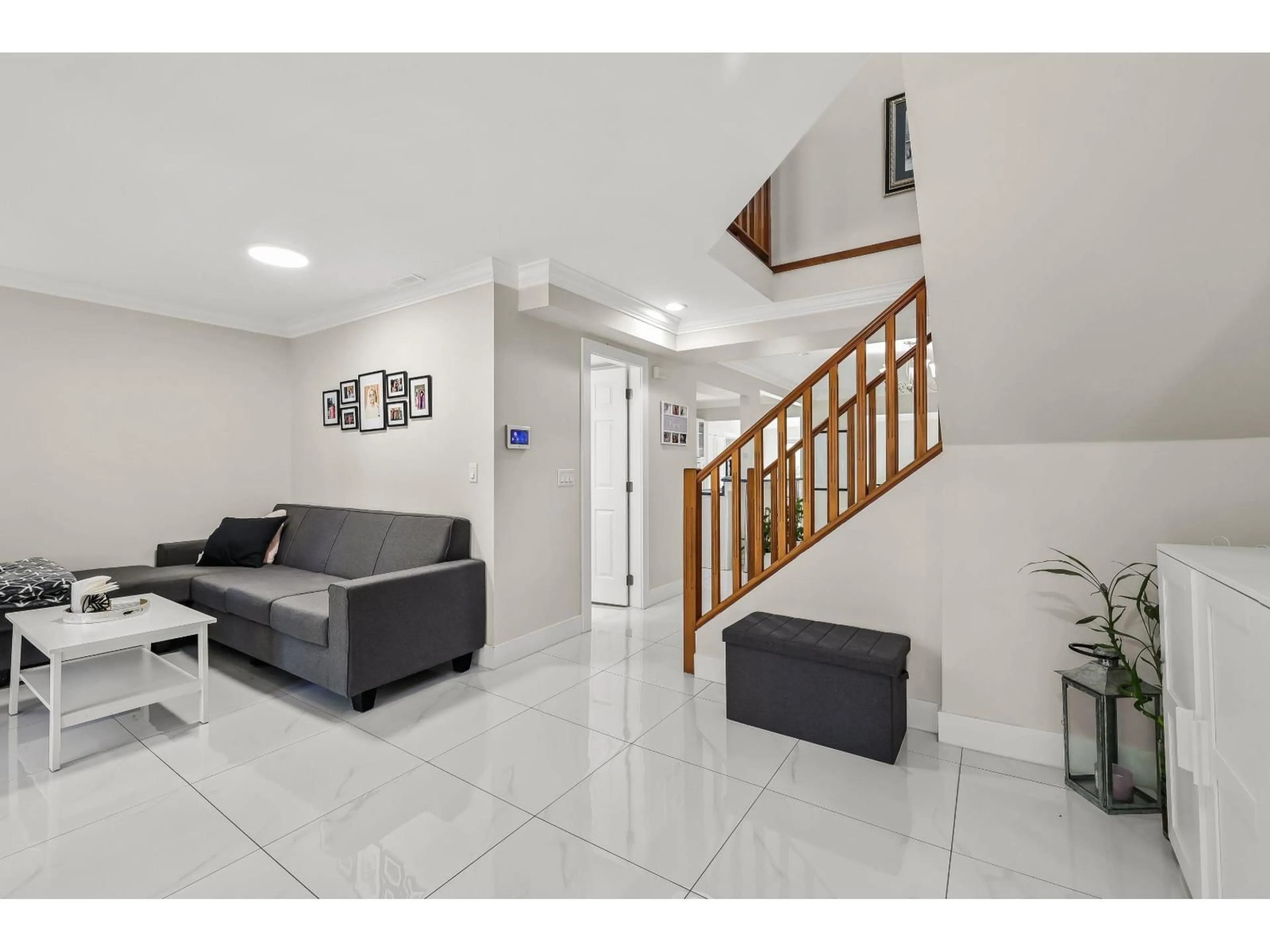 Indoor foyer for 13124 BALLOCH, Surrey British Columbia V3V6Y3