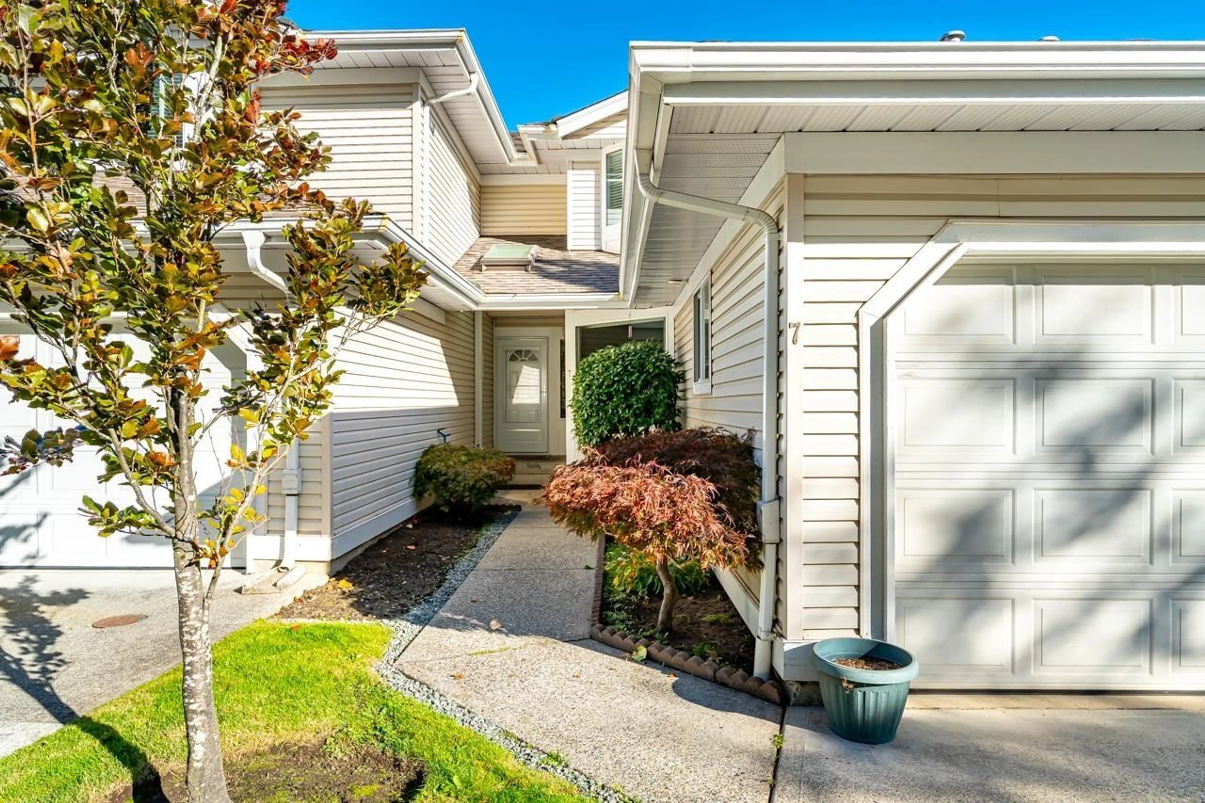 Home with vinyl exterior material, street for 7 - 6452 121, Surrey British Columbia V3W1N5