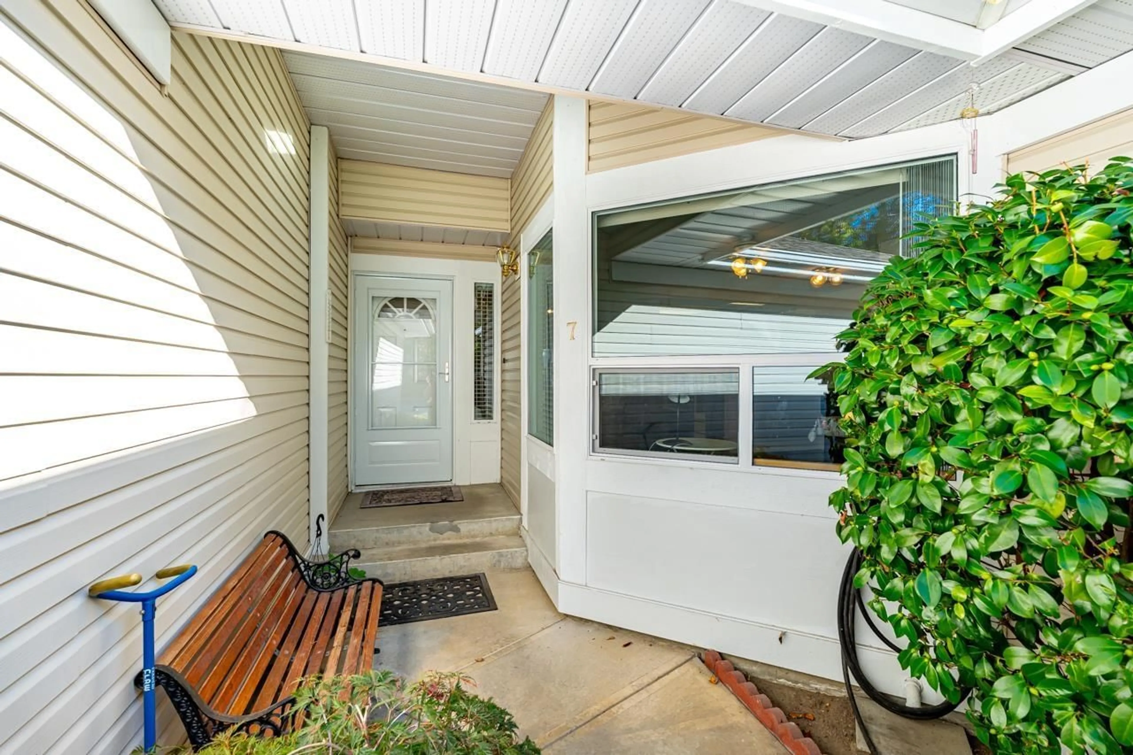 Indoor entryway for 7 - 6452 121, Surrey British Columbia V3W1N5