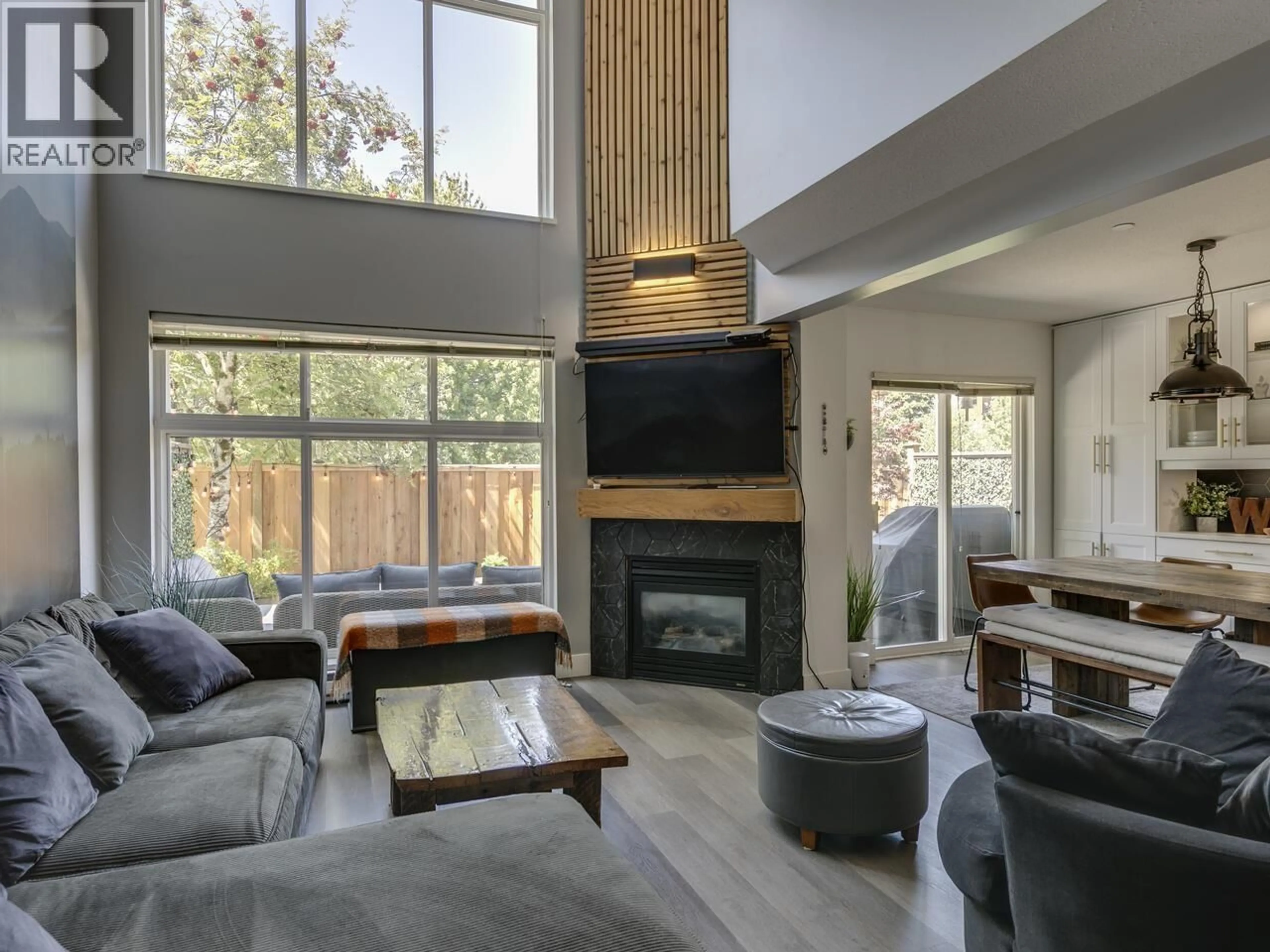 Living room with furniture, wood/laminate floor for 32 - 41050 TANTALUS ROAD, Squamish British Columbia V8B0M6