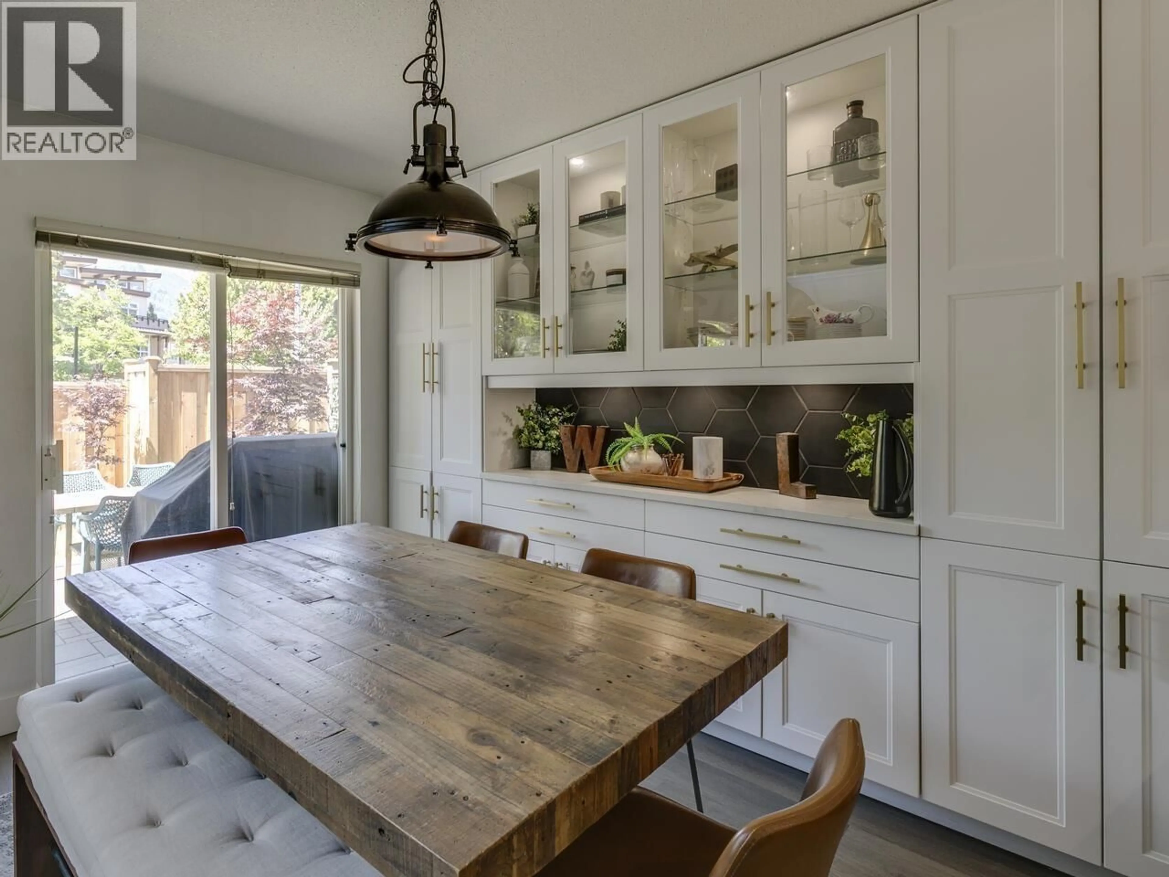Rustic kitchen, wood/laminate floor for 32 - 41050 TANTALUS ROAD, Squamish British Columbia V8B0M6